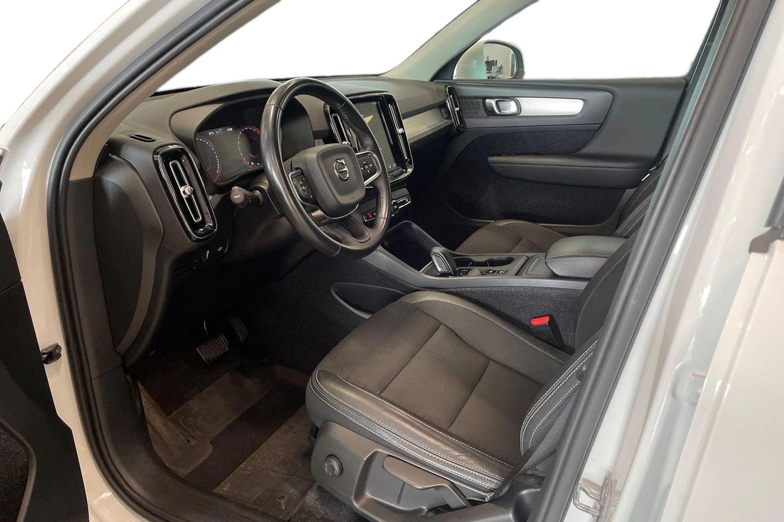 valkoinen Volvo XC40 2020 kuva 7.