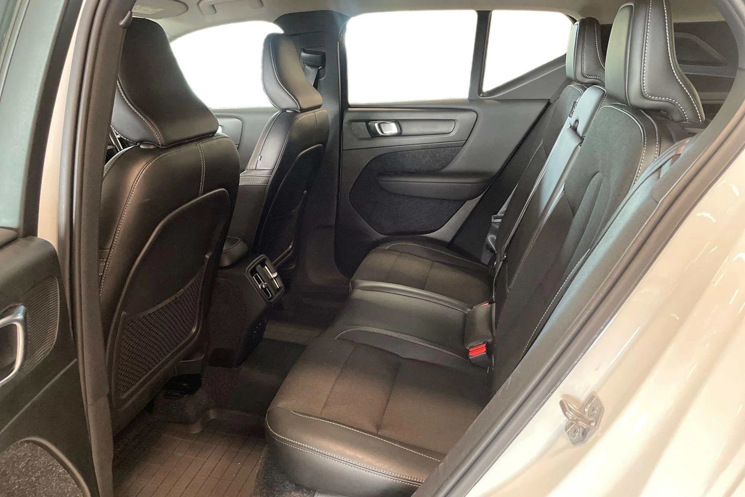 valkoinen Volvo XC40 2020 kuva 8.