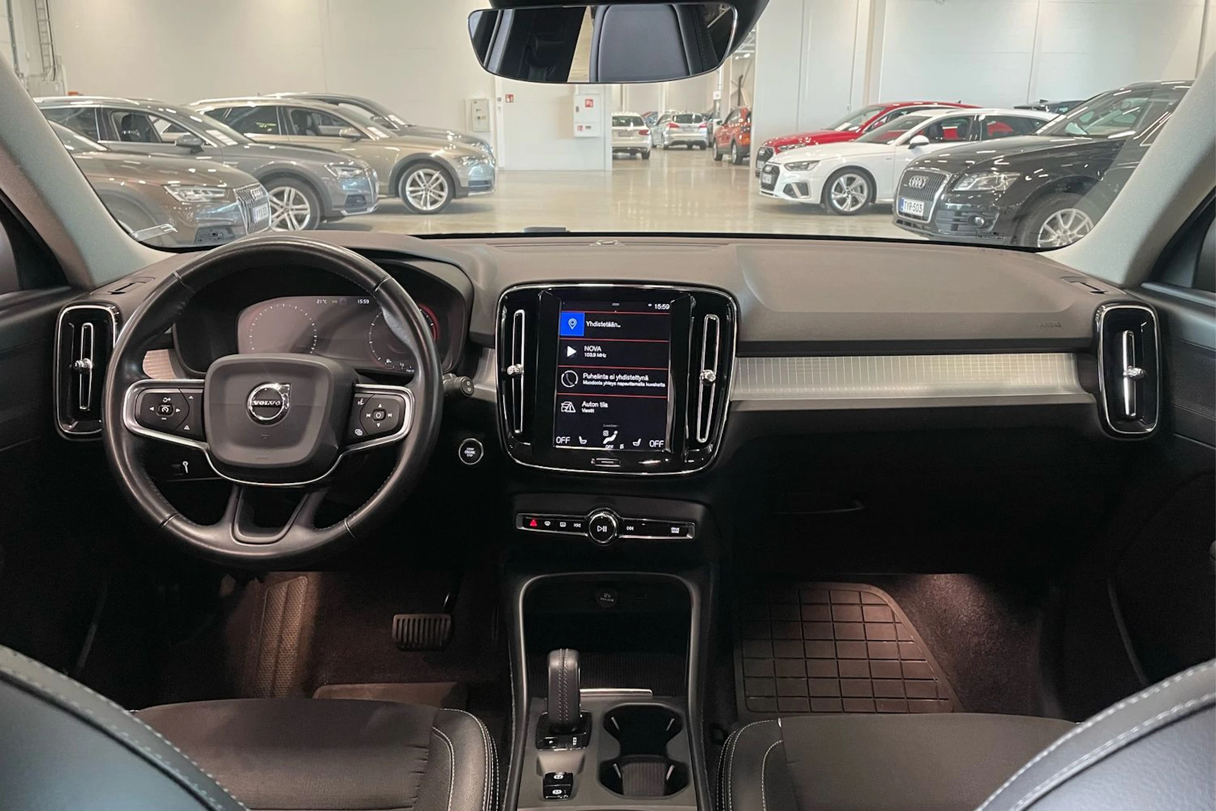 valkoinen Volvo XC40 2020 kuva 11.