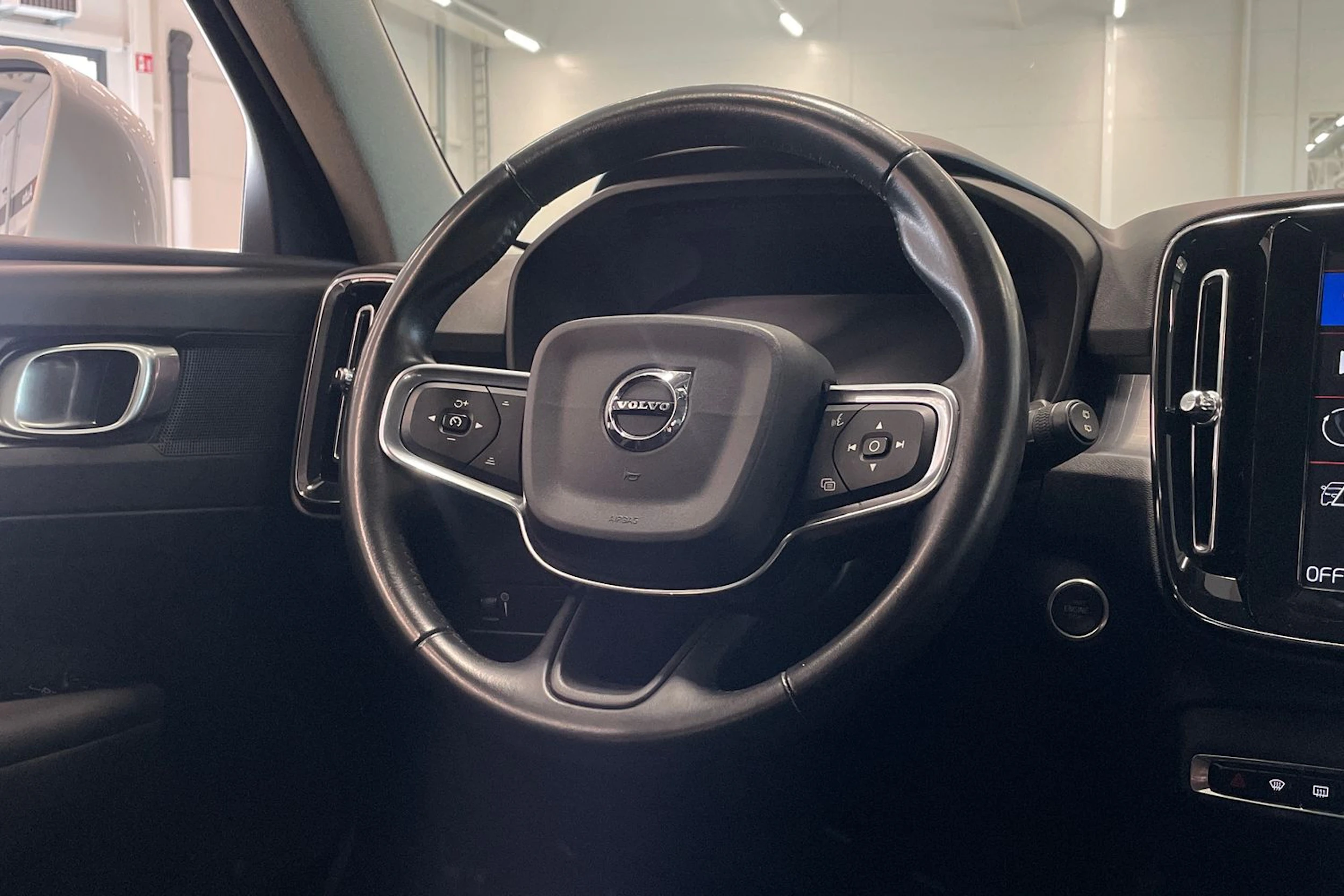 valkoinen Volvo XC40 2020 kuva 12.