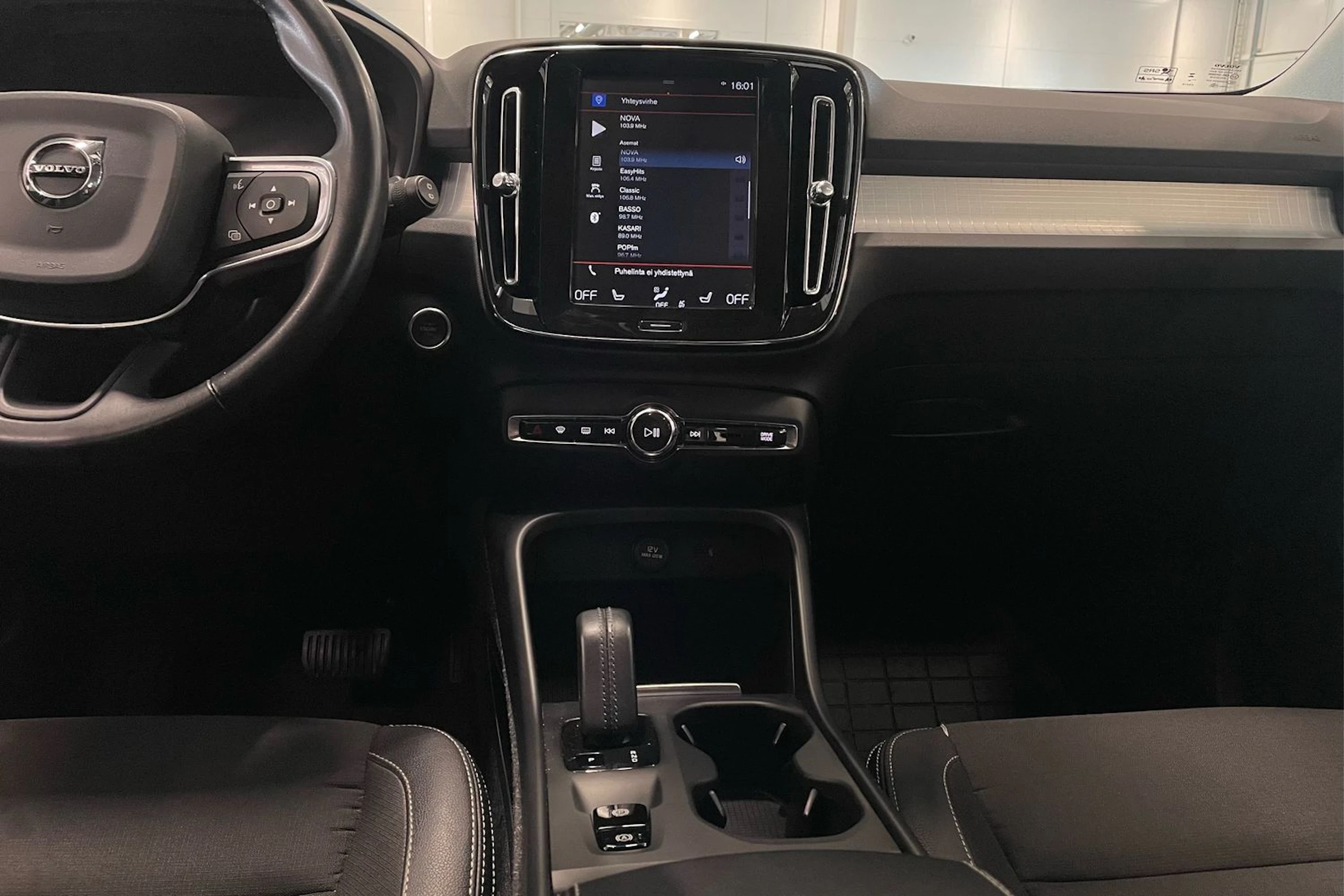 valkoinen Volvo XC40 2020 kuva 17.
