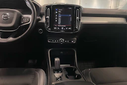 valkoinen Volvo XC40 2020 kuva 17.