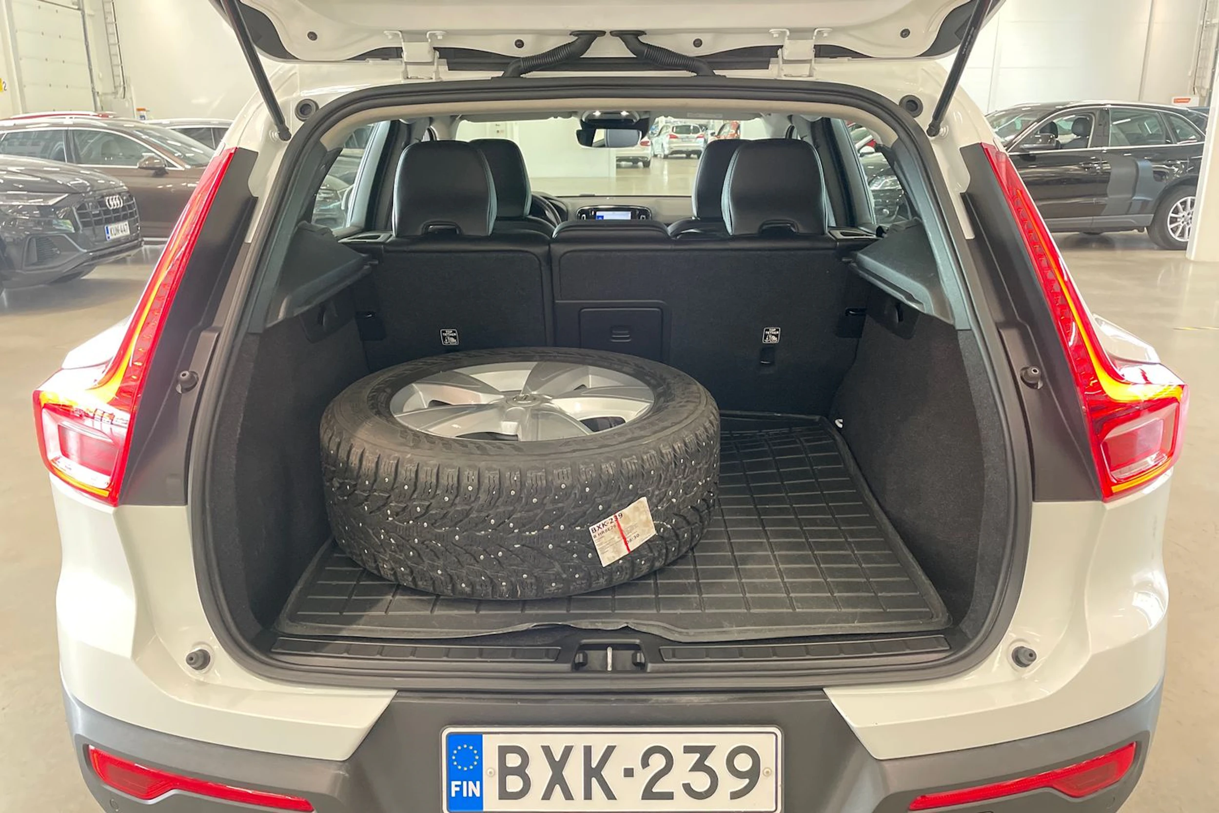 valkoinen Volvo XC40 2020 kuva 27.