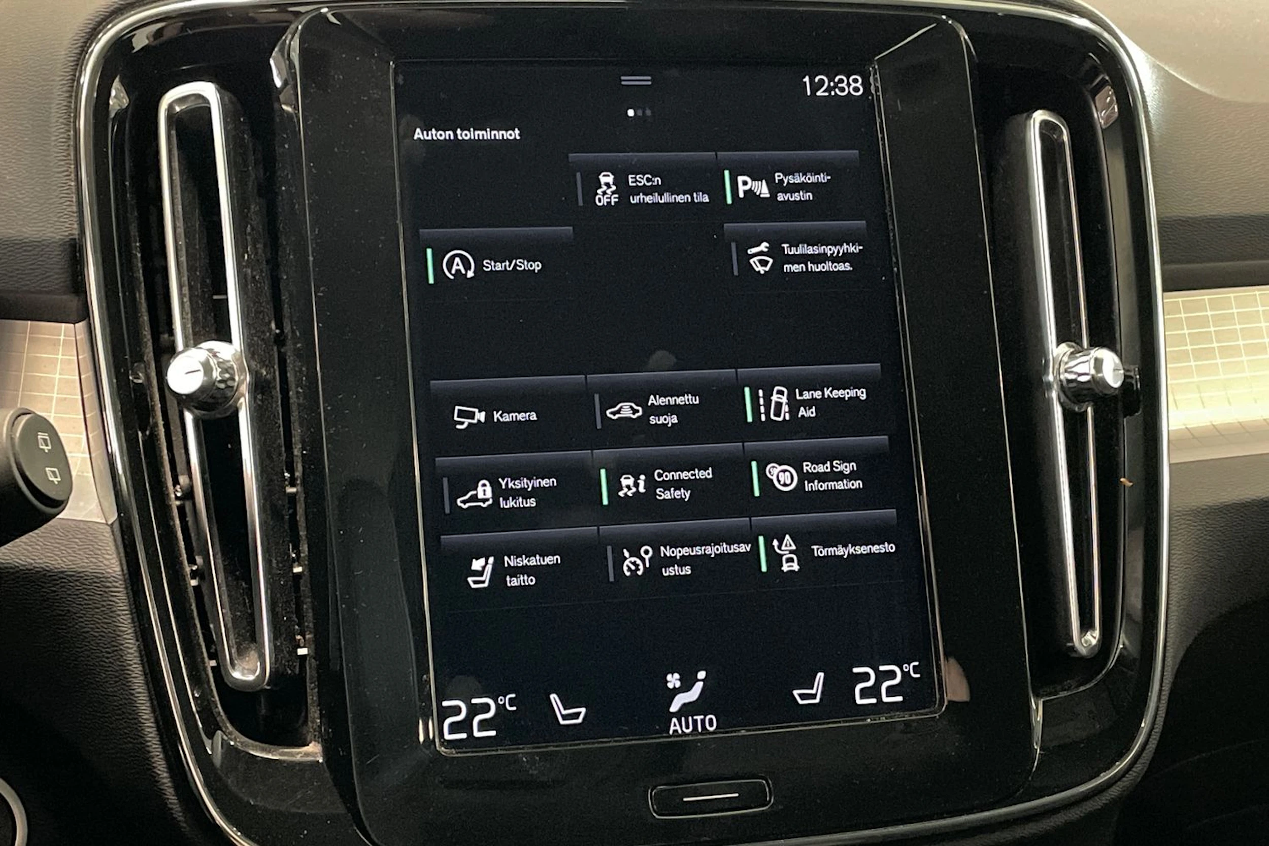 harmaa Volvo XC40 2020 kuva 22.