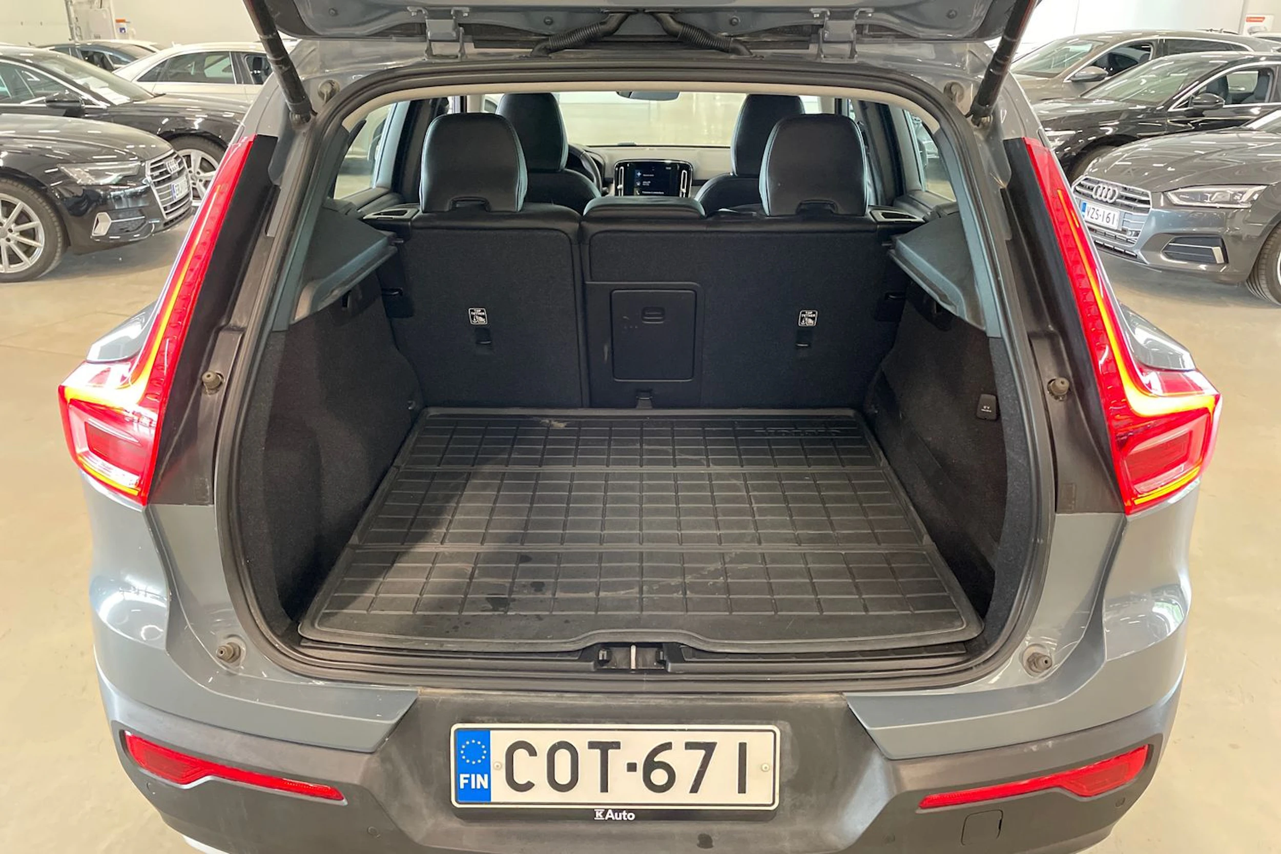 harmaa Volvo XC40 2020 kuva 28.