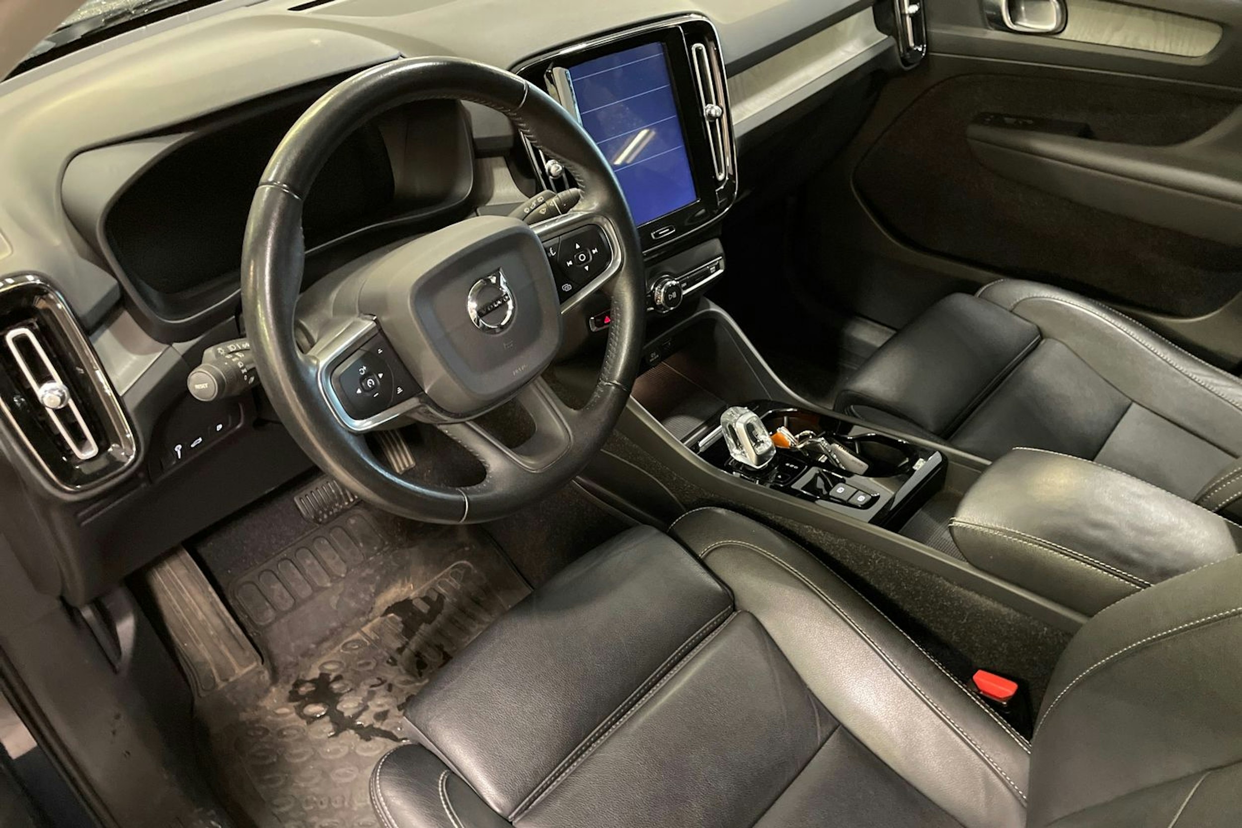 sininen Volvo XC40 2020 kuva 3.