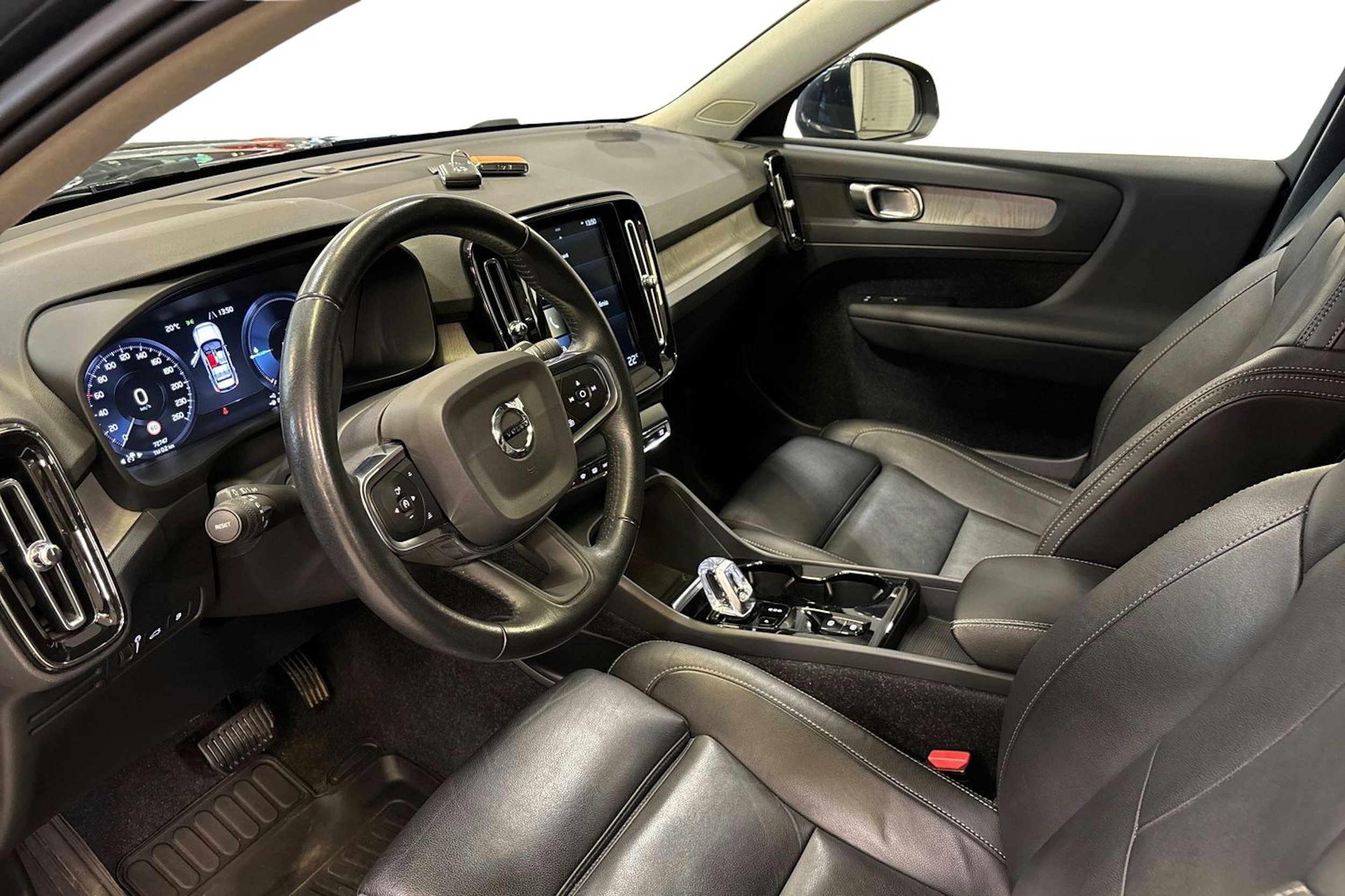 sininen Volvo XC40 2021 kuva 7.