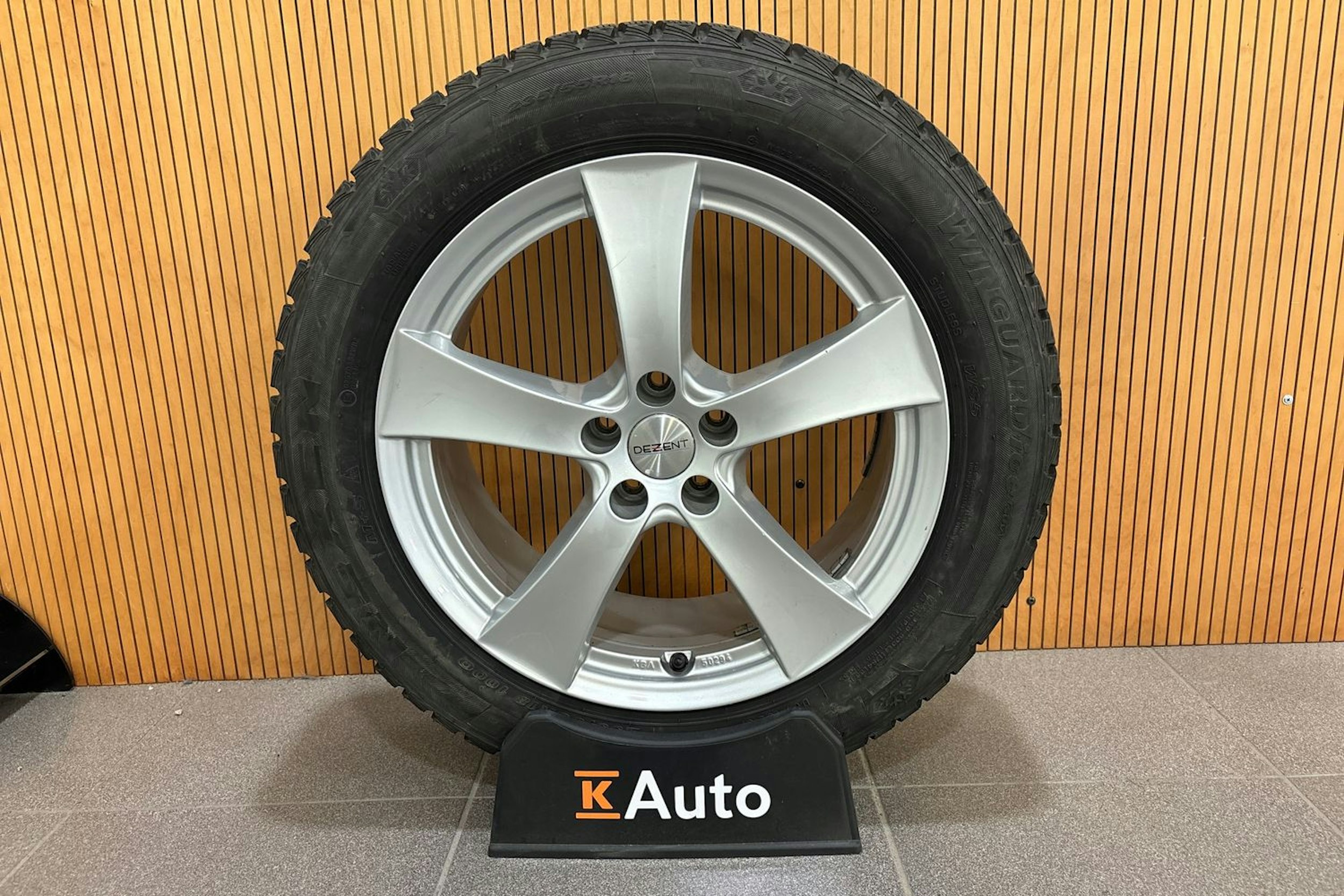 sininen Volvo XC40 2021 kuva 13.