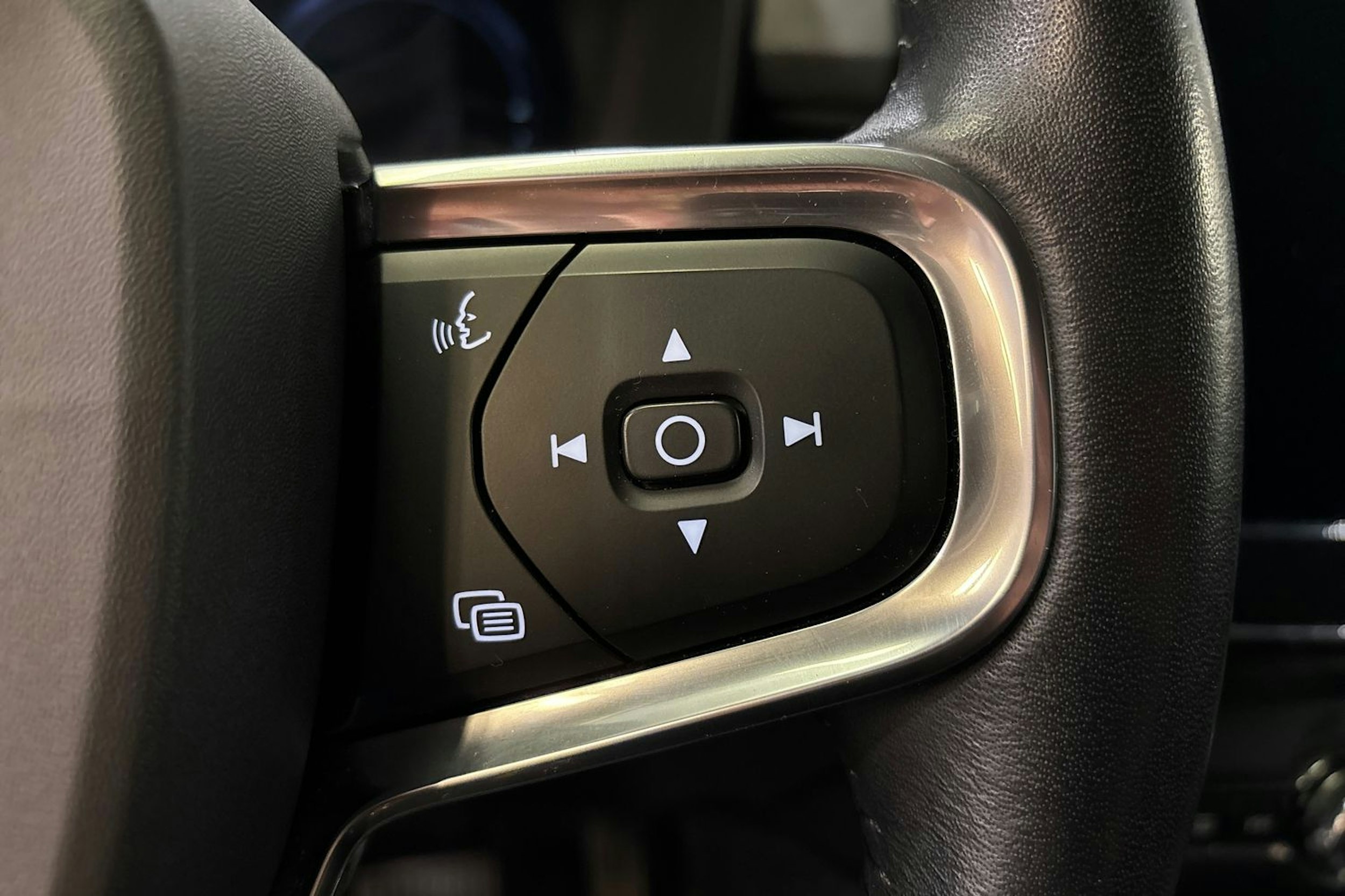 sininen Volvo XC40 2021 kuva 19.