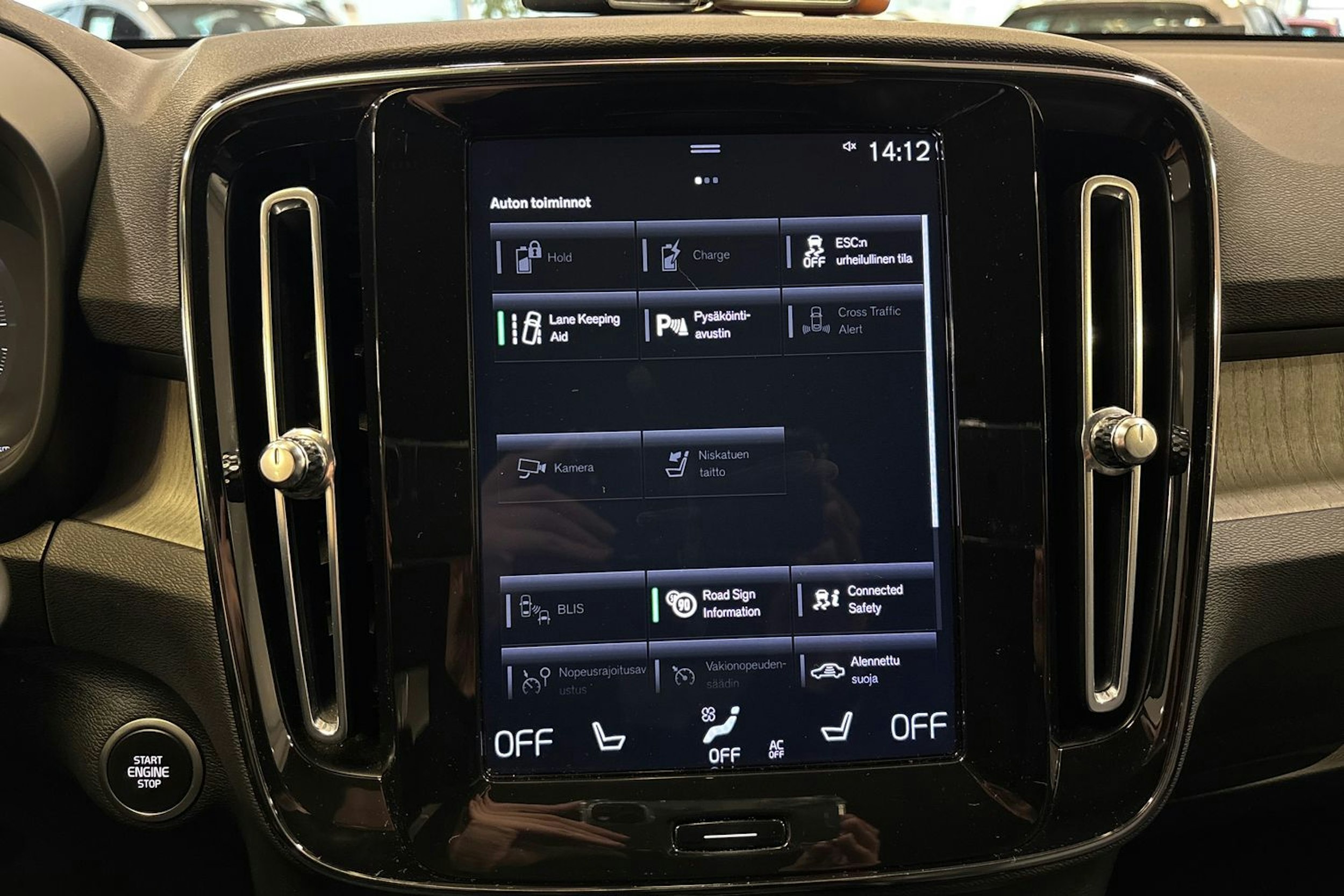sininen Volvo XC40 2021 kuva 22.