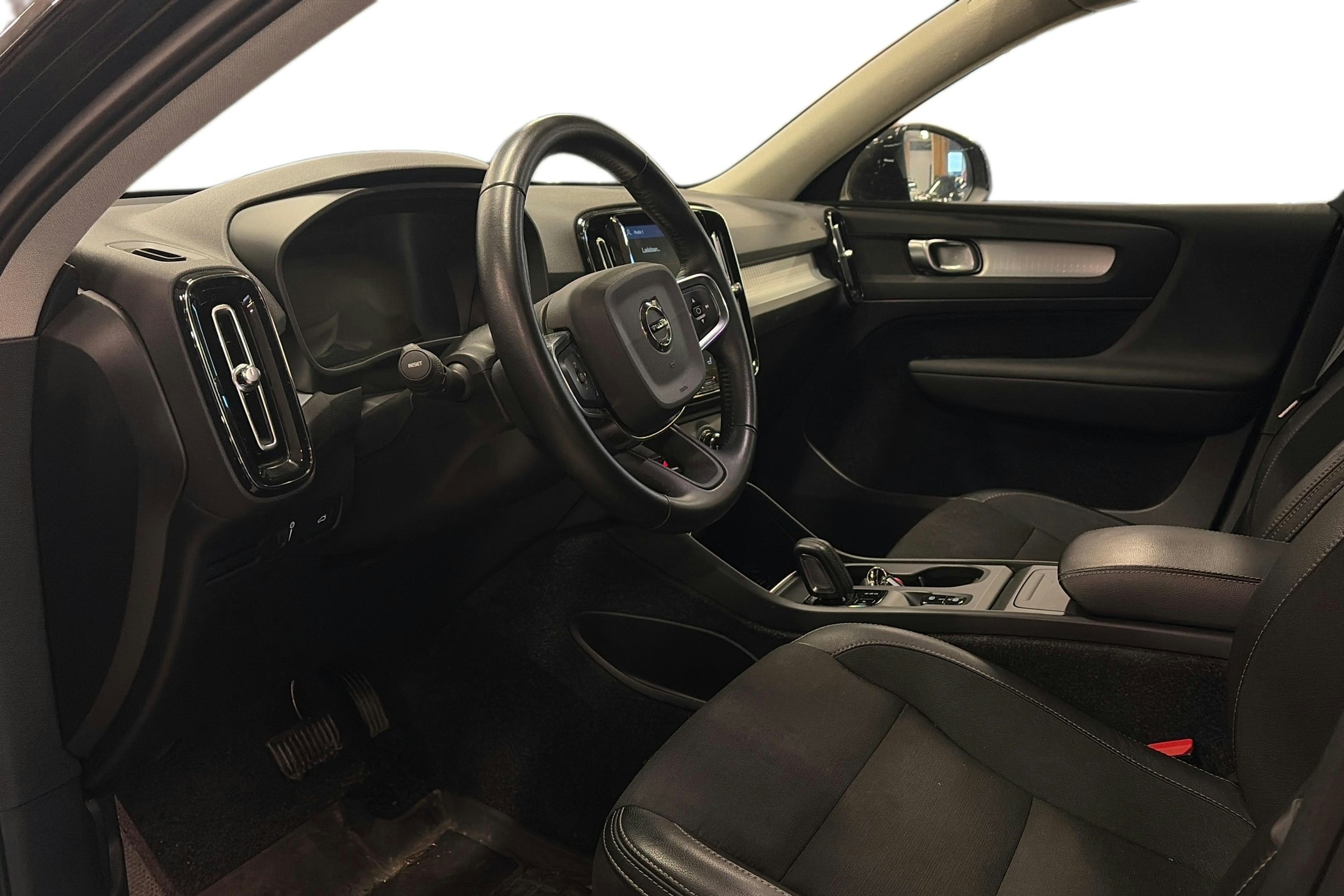 musta Volvo XC40 2020 kuva 3.