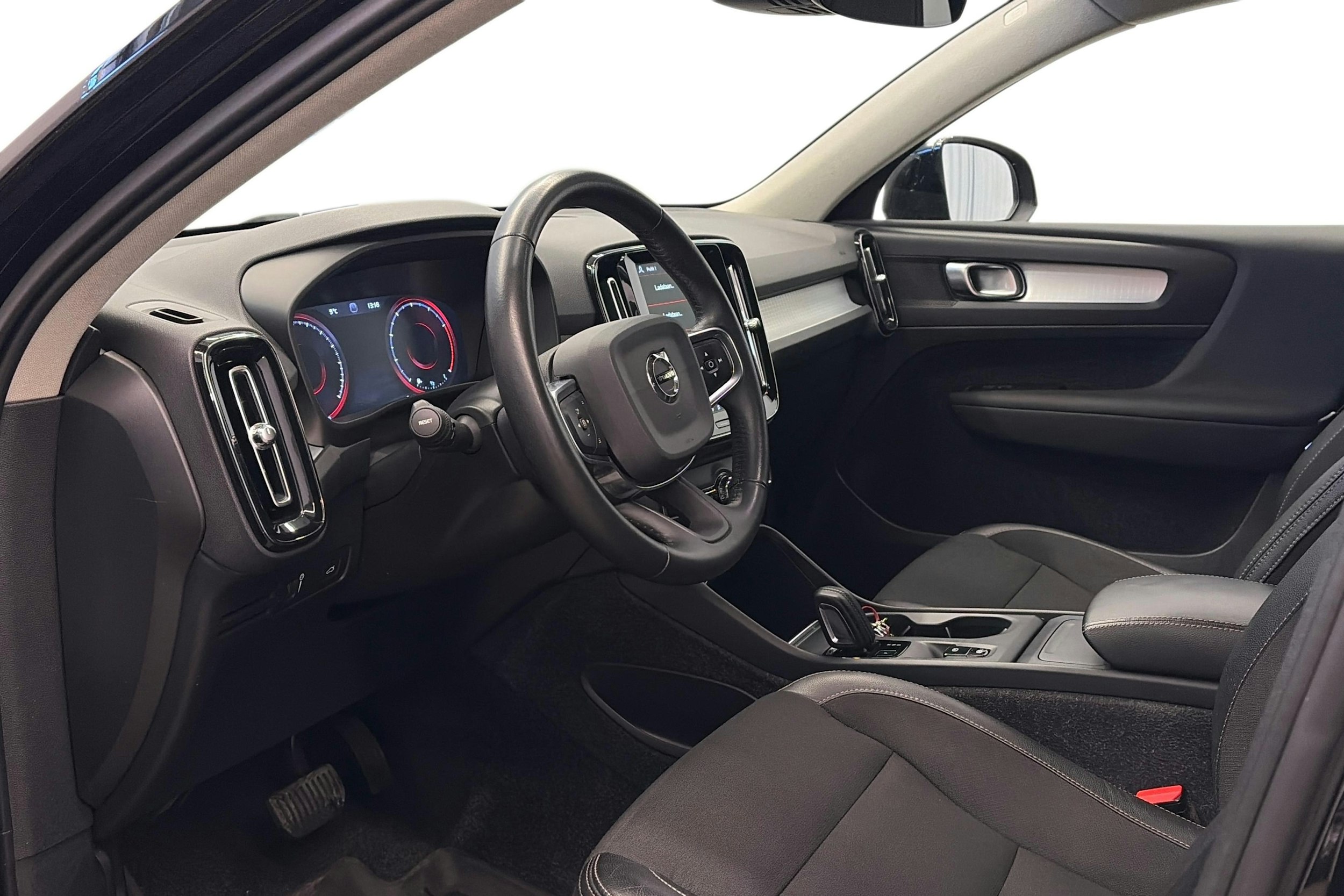 musta Volvo XC40 2020 kuva 7.