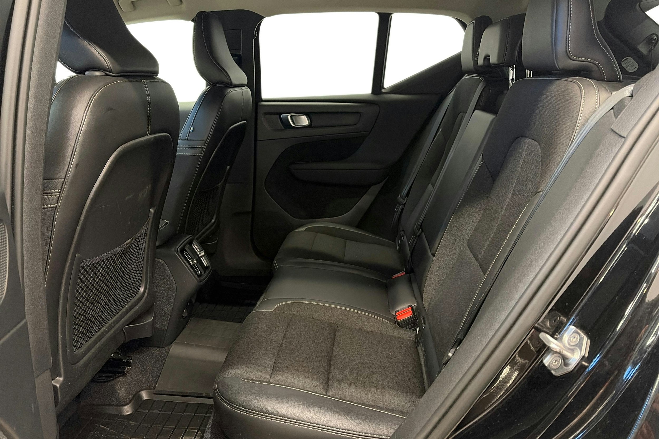 musta Volvo XC40 2020 kuva 10.