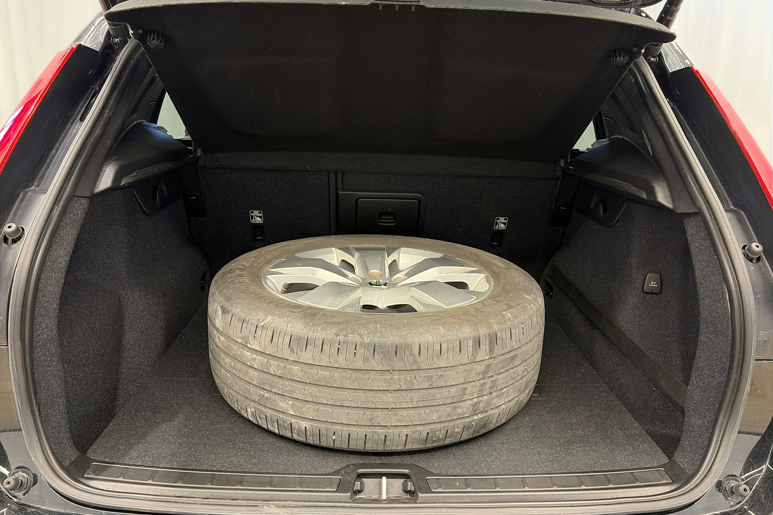 musta Volvo XC40 2020 kuva 13.