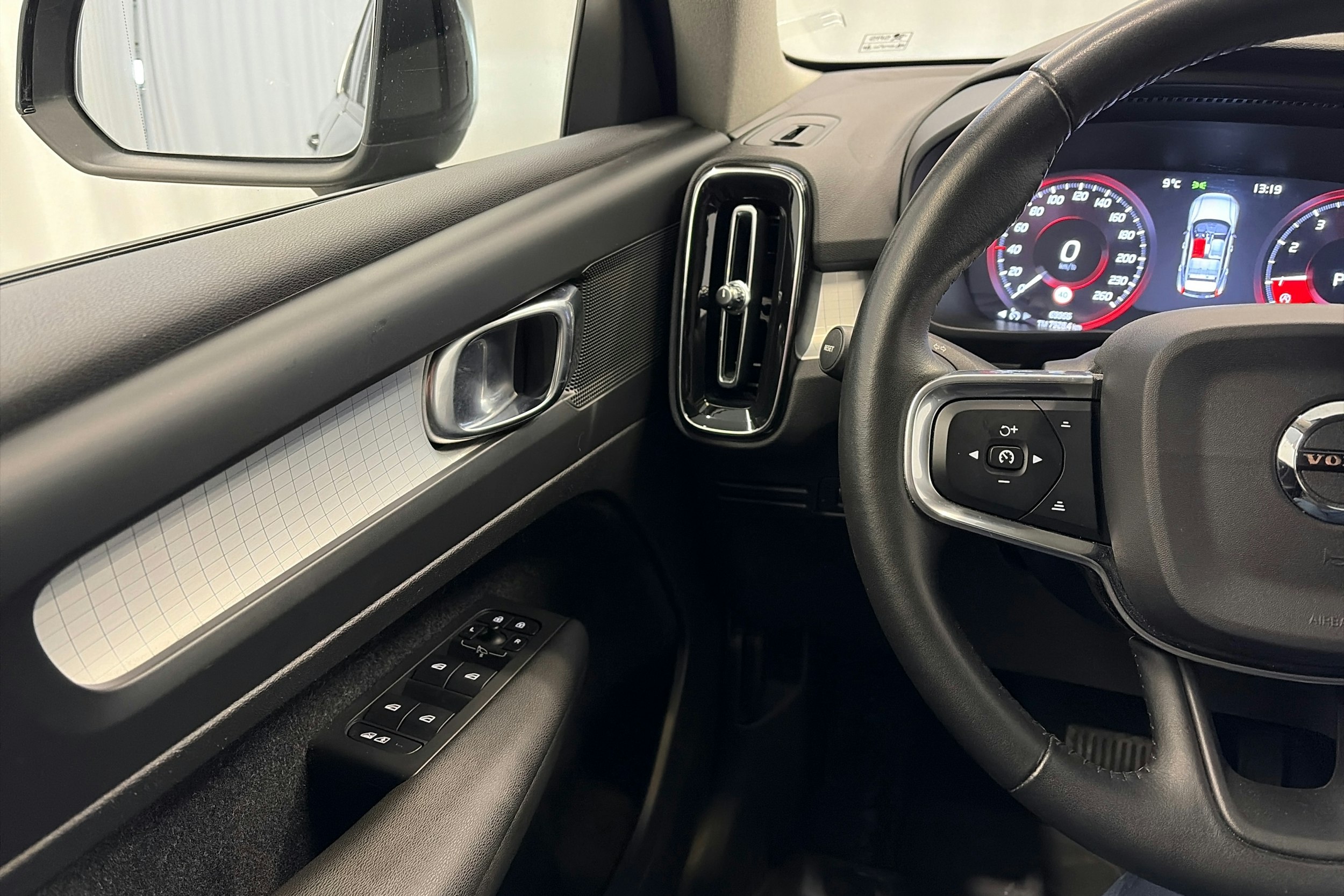 musta Volvo XC40 2020 kuva 15.