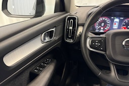 musta Volvo XC40 2020 kuva 15.