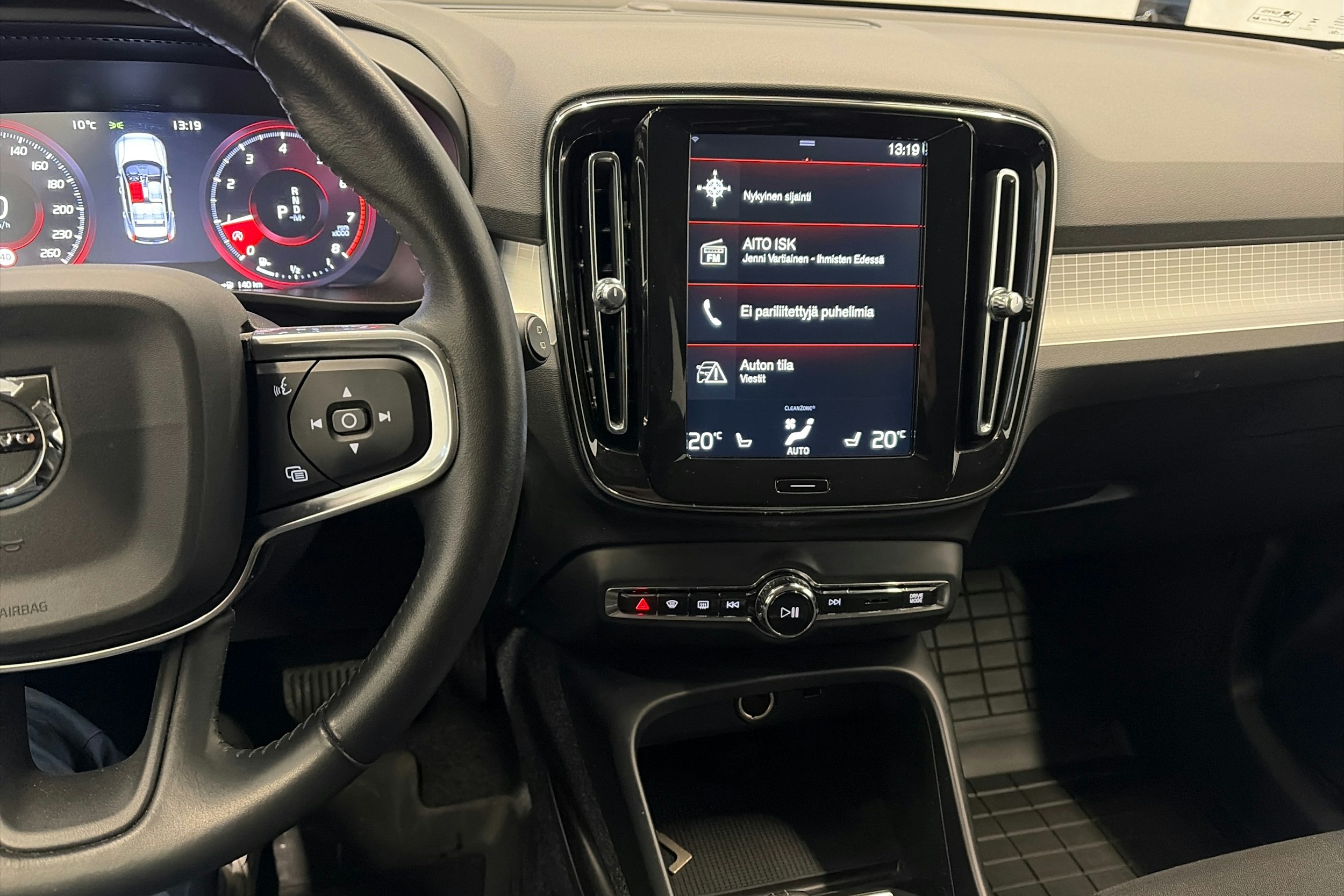 musta Volvo XC40 2020 kuva 16.