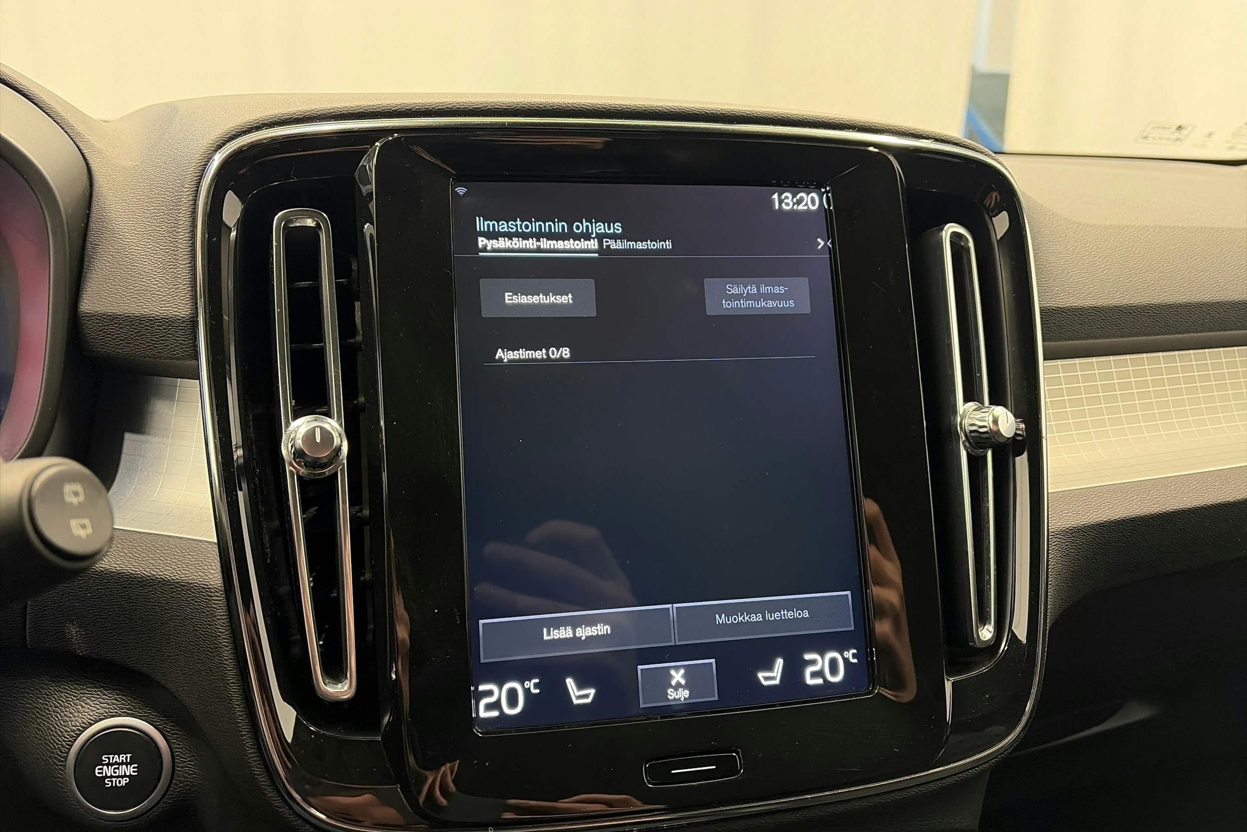 musta Volvo XC40 2020 kuva 18.