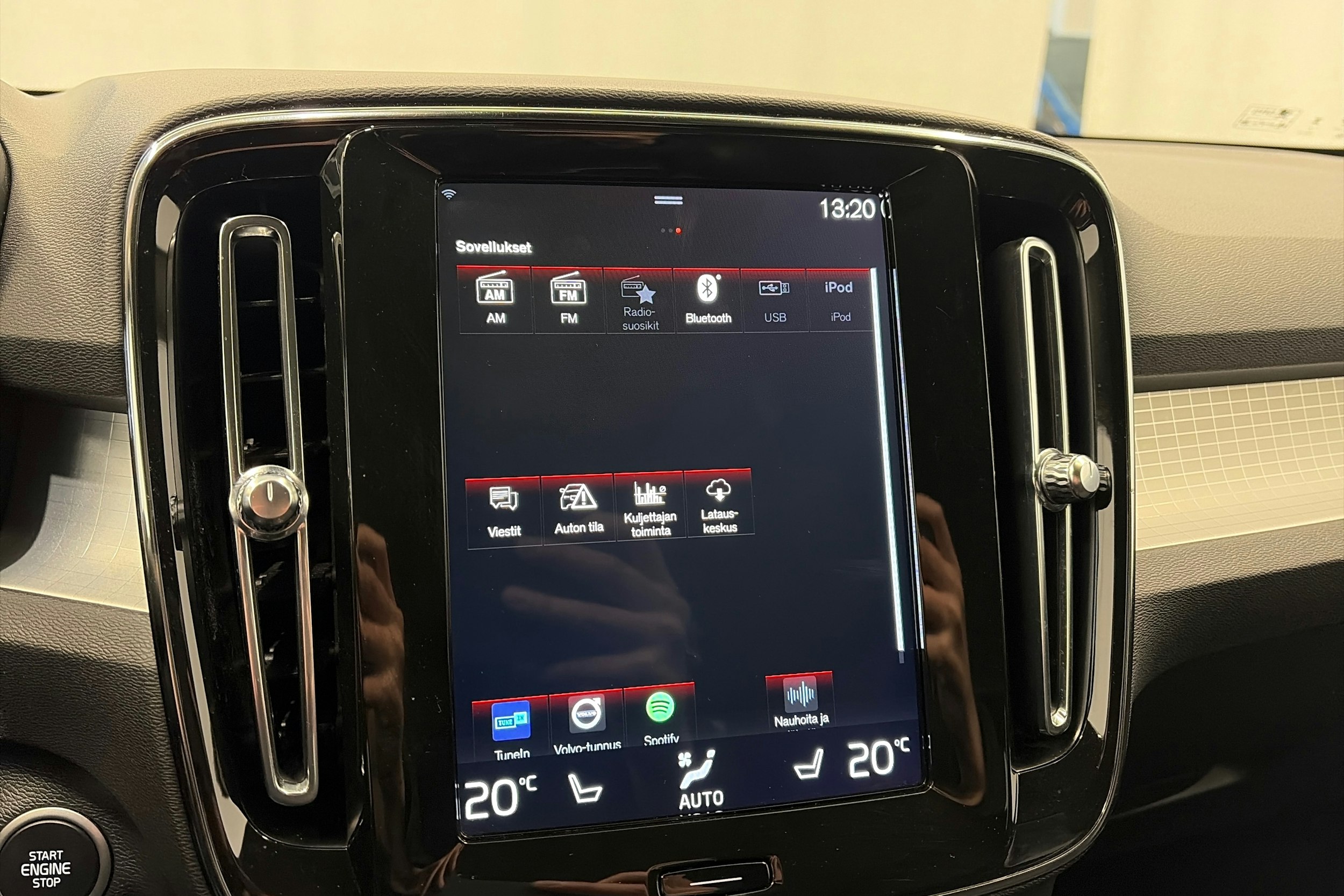 musta Volvo XC40 2020 kuva 19.