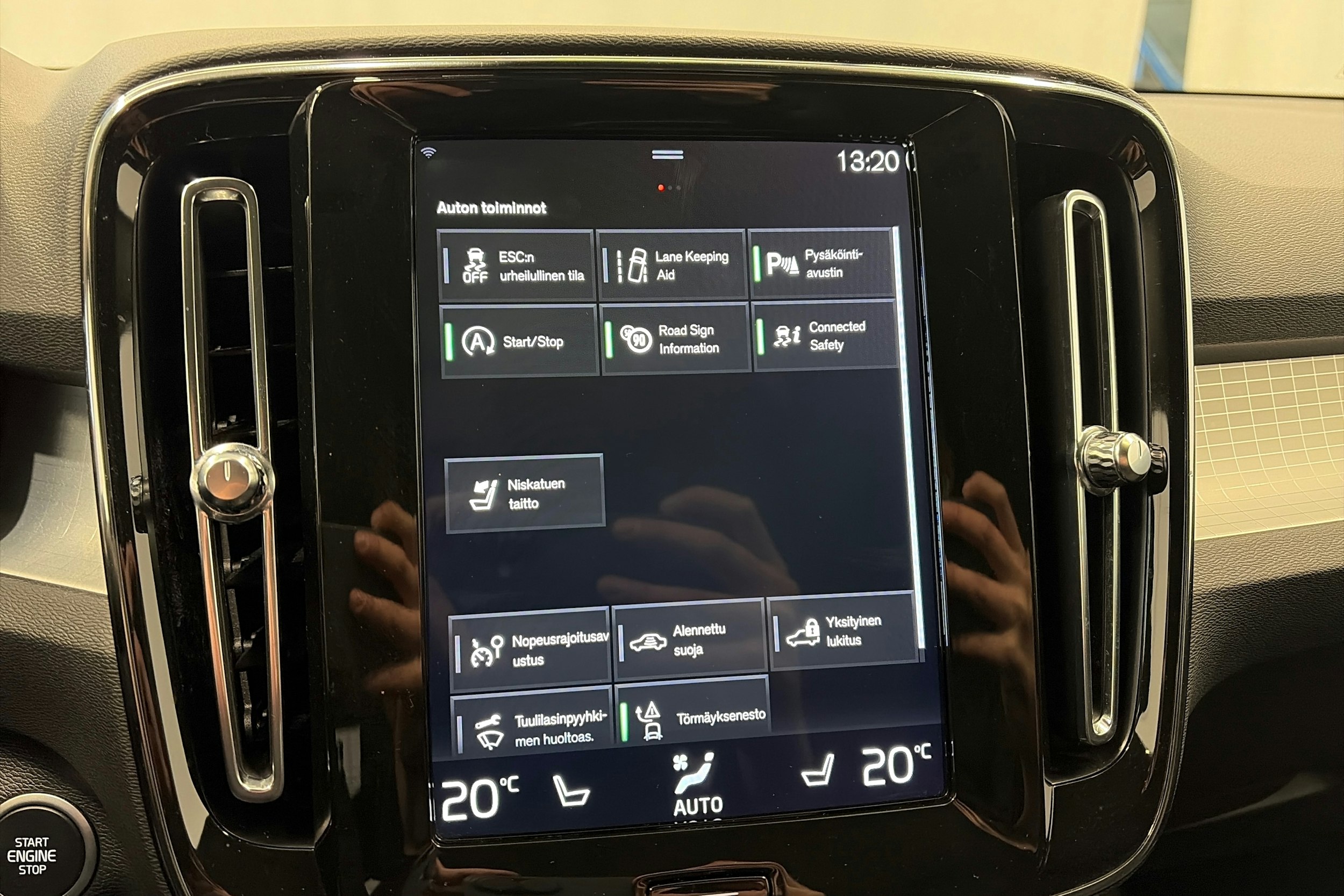 musta Volvo XC40 2020 kuva 20.