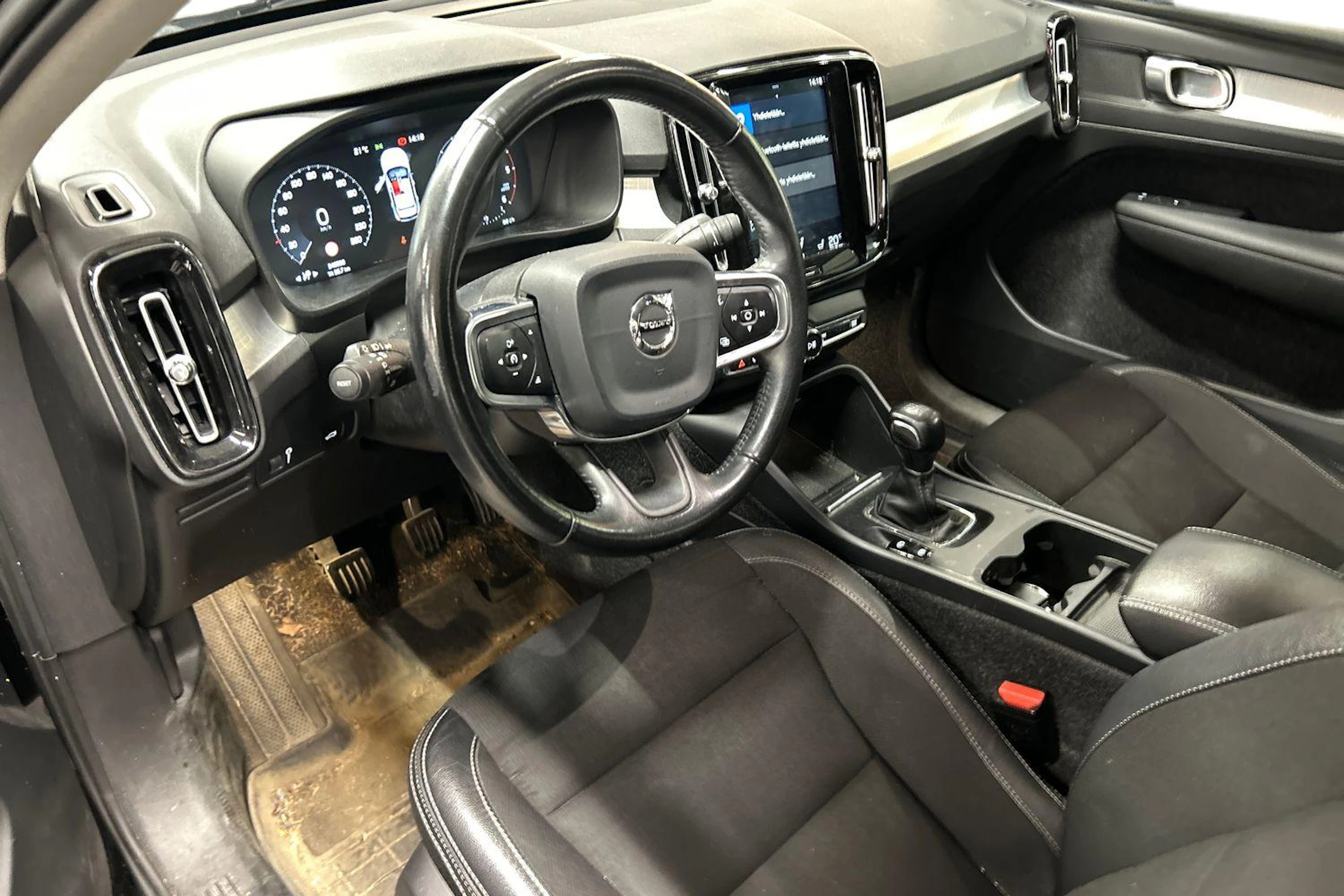 musta Volvo XC40 2020 kuva 3.