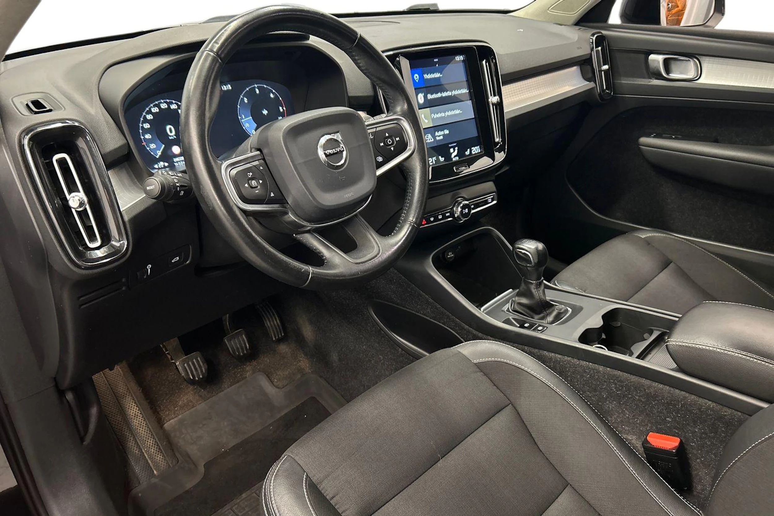 musta Volvo XC40 2020 kuva 6.