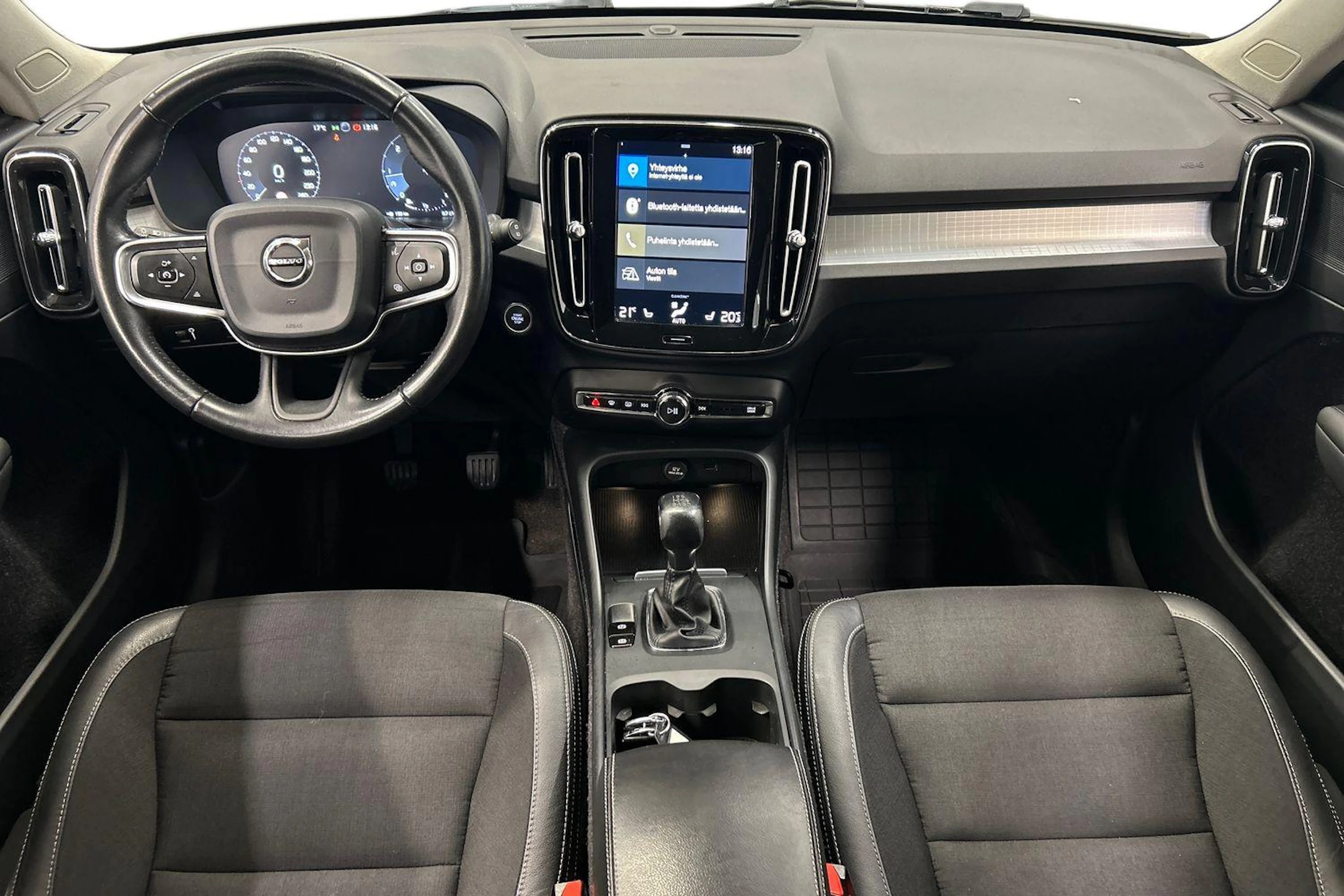 musta Volvo XC40 2020 kuva 7.