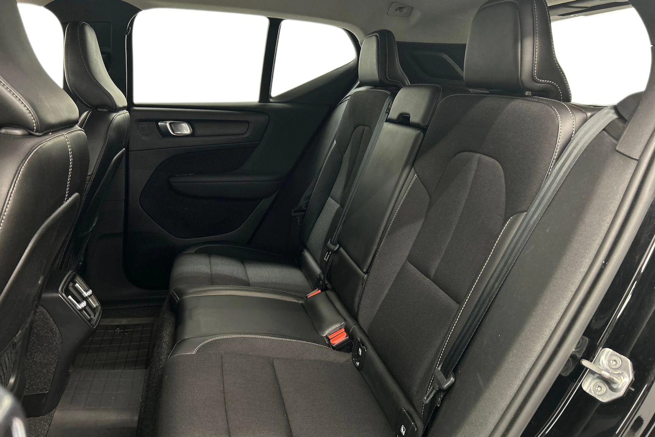 musta Volvo XC40 2020 kuva 8.