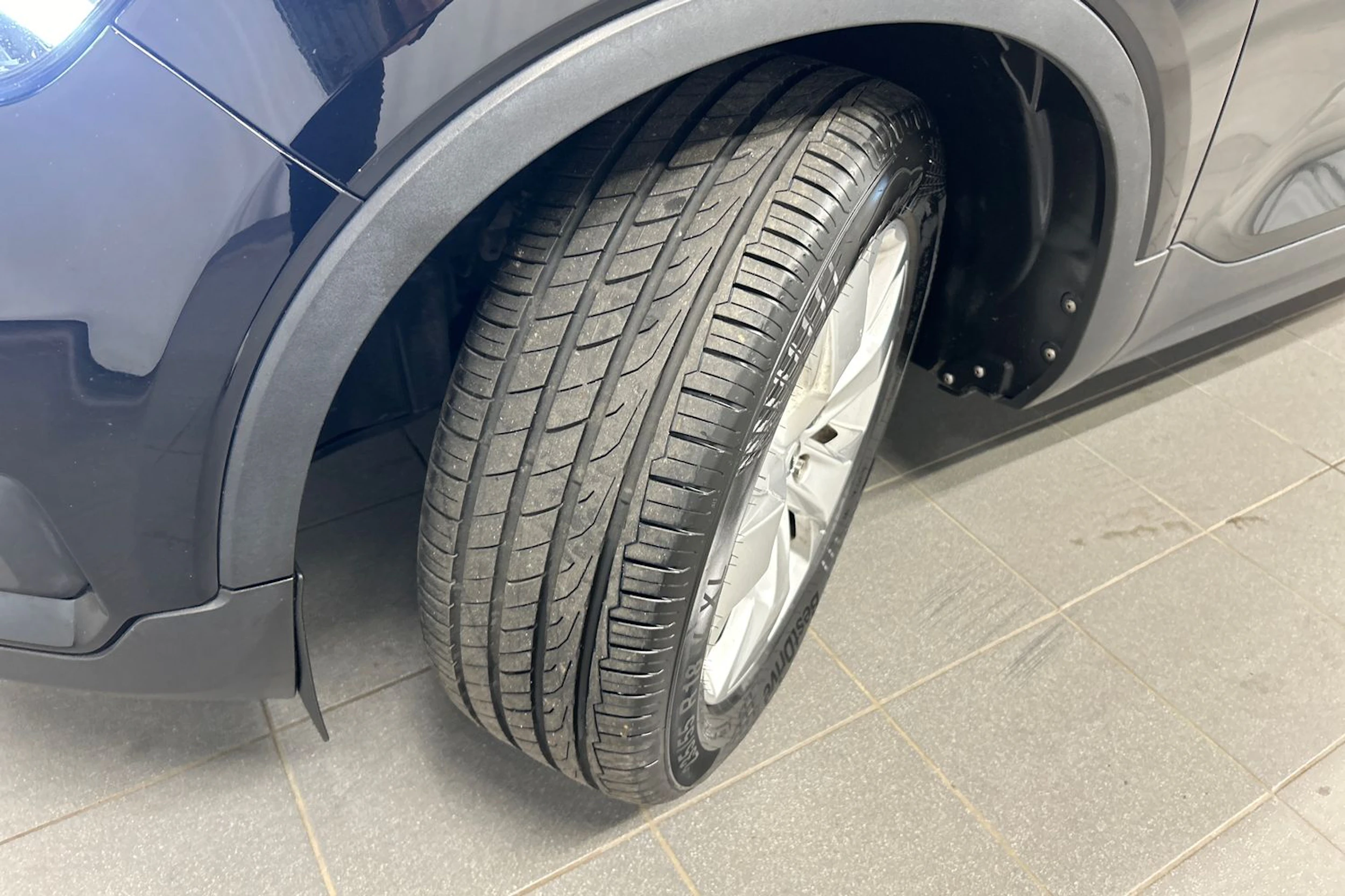 musta Volvo XC40 2020 kuva 10.