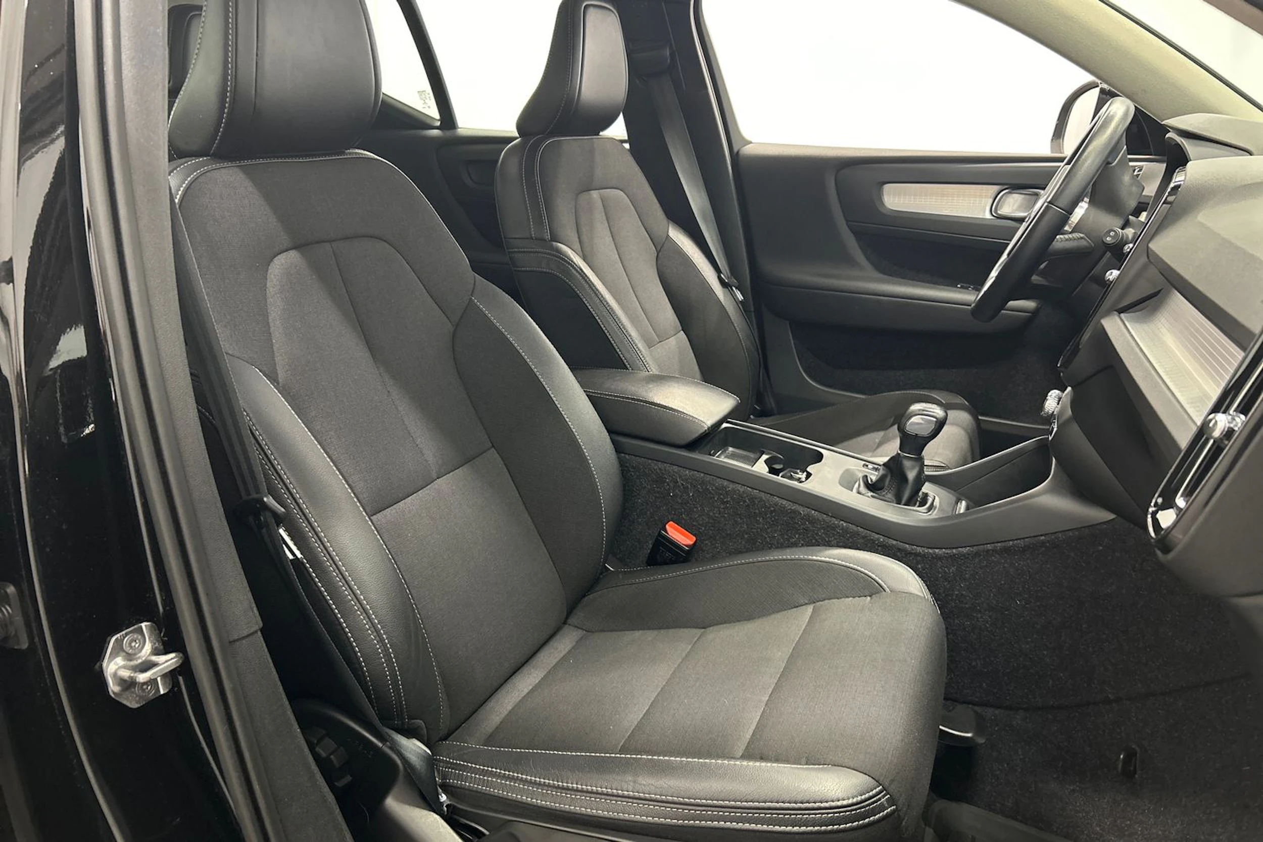 musta Volvo XC40 2020 kuva 11.