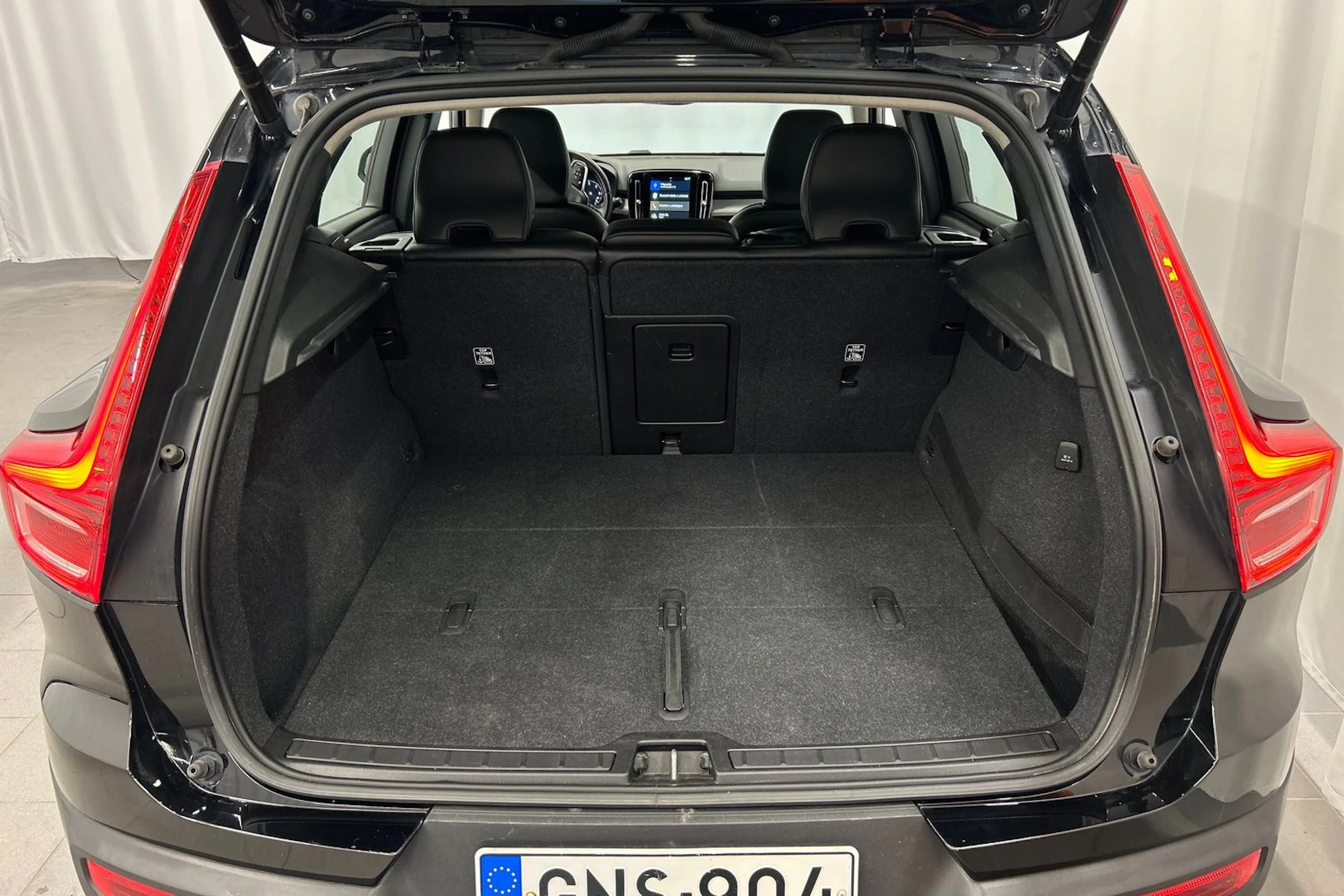 musta Volvo XC40 2020 kuva 12.