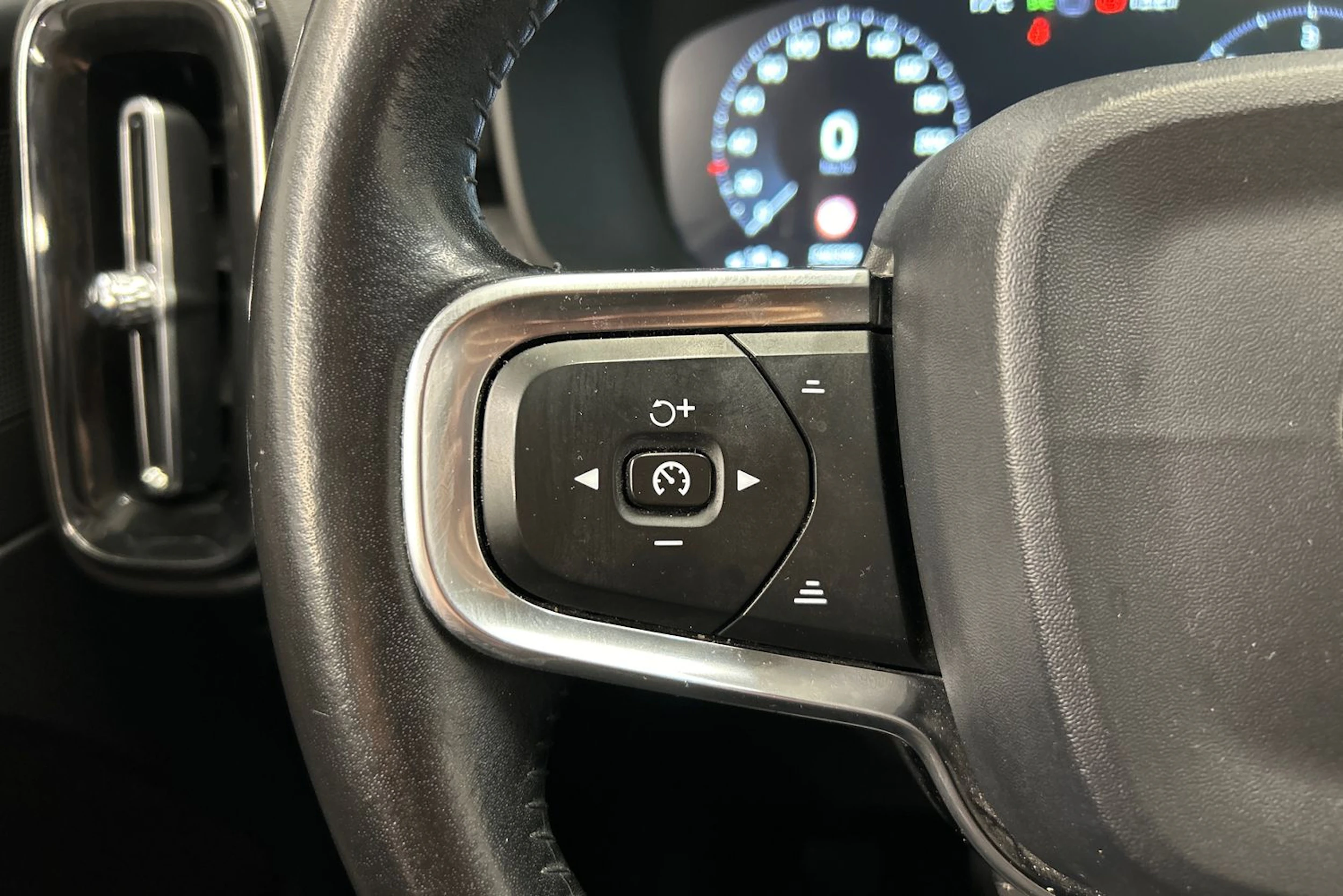 musta Volvo XC40 2020 kuva 16.