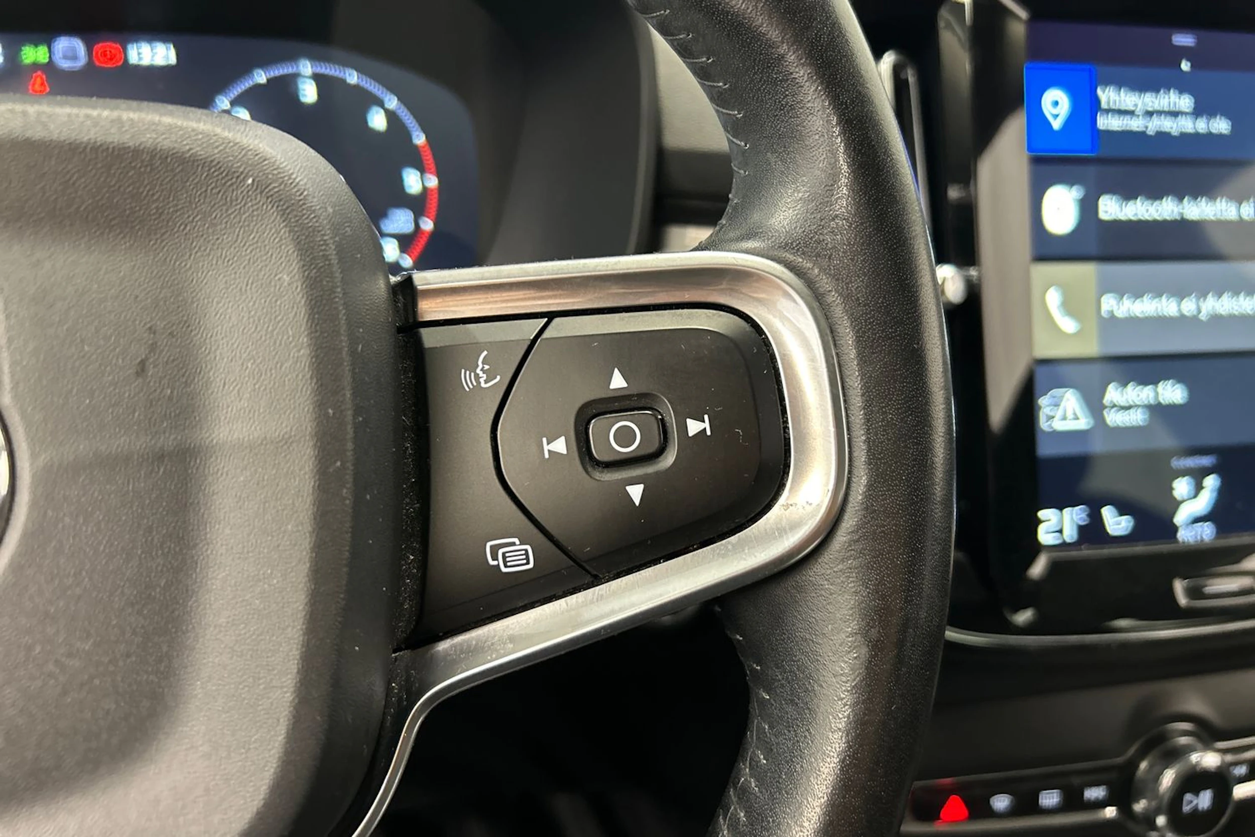 musta Volvo XC40 2020 kuva 17.