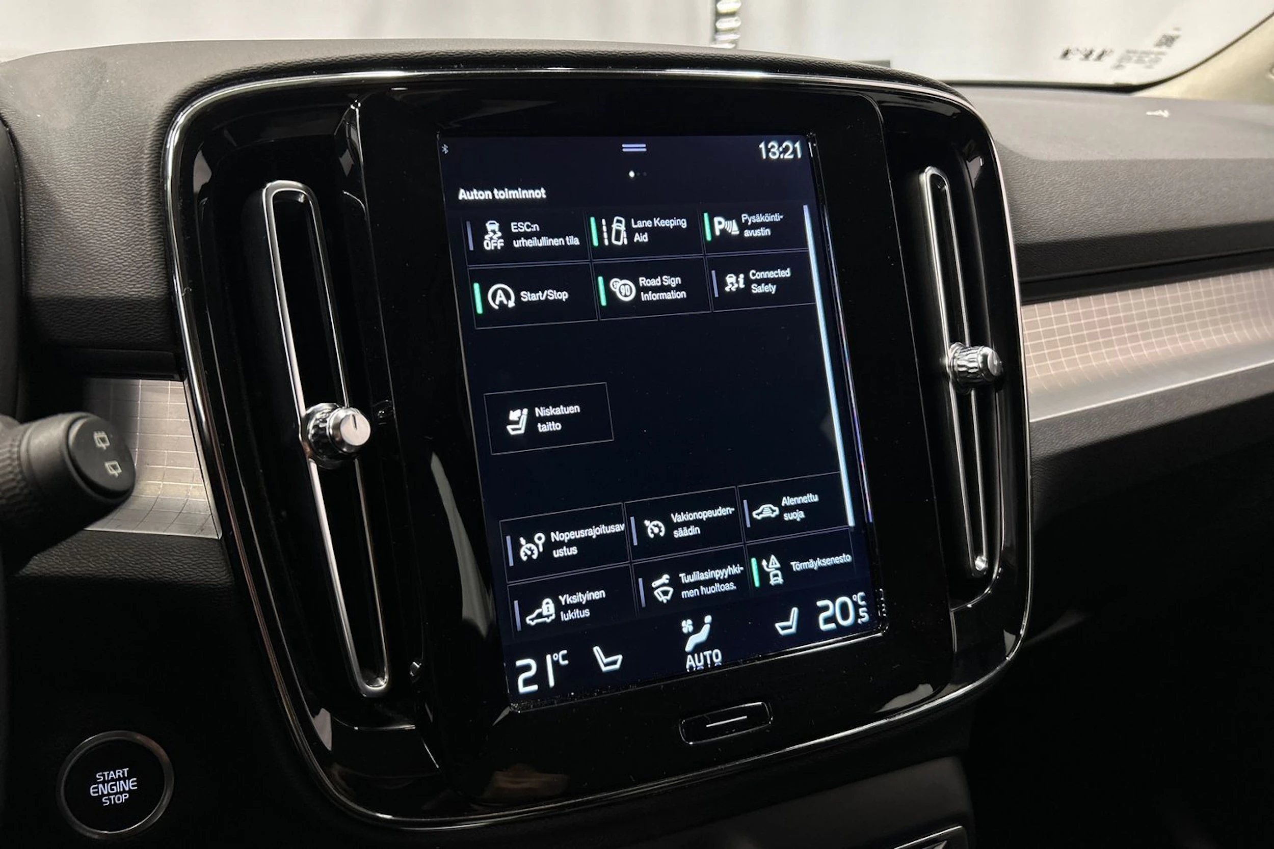 musta Volvo XC40 2020 kuva 18.