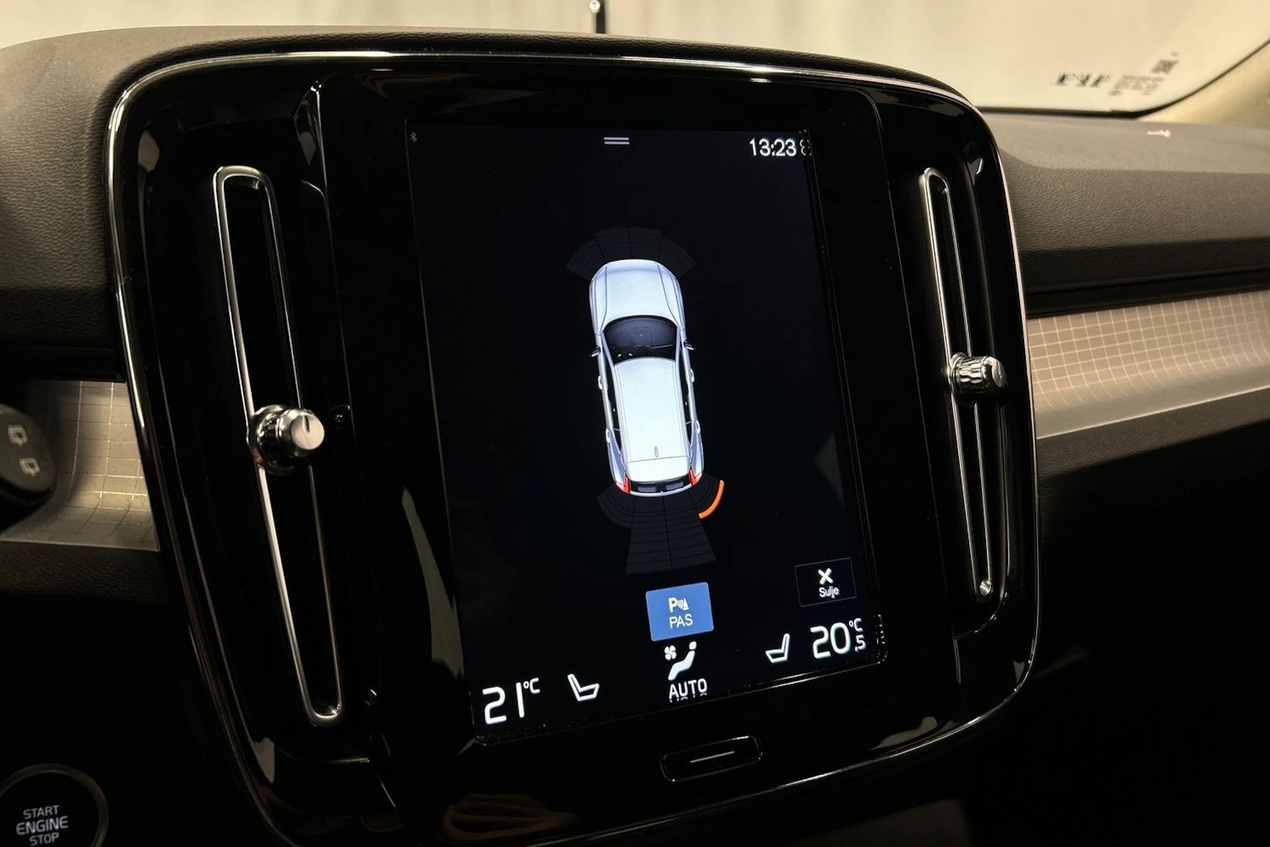 musta Volvo XC40 2020 kuva 21.