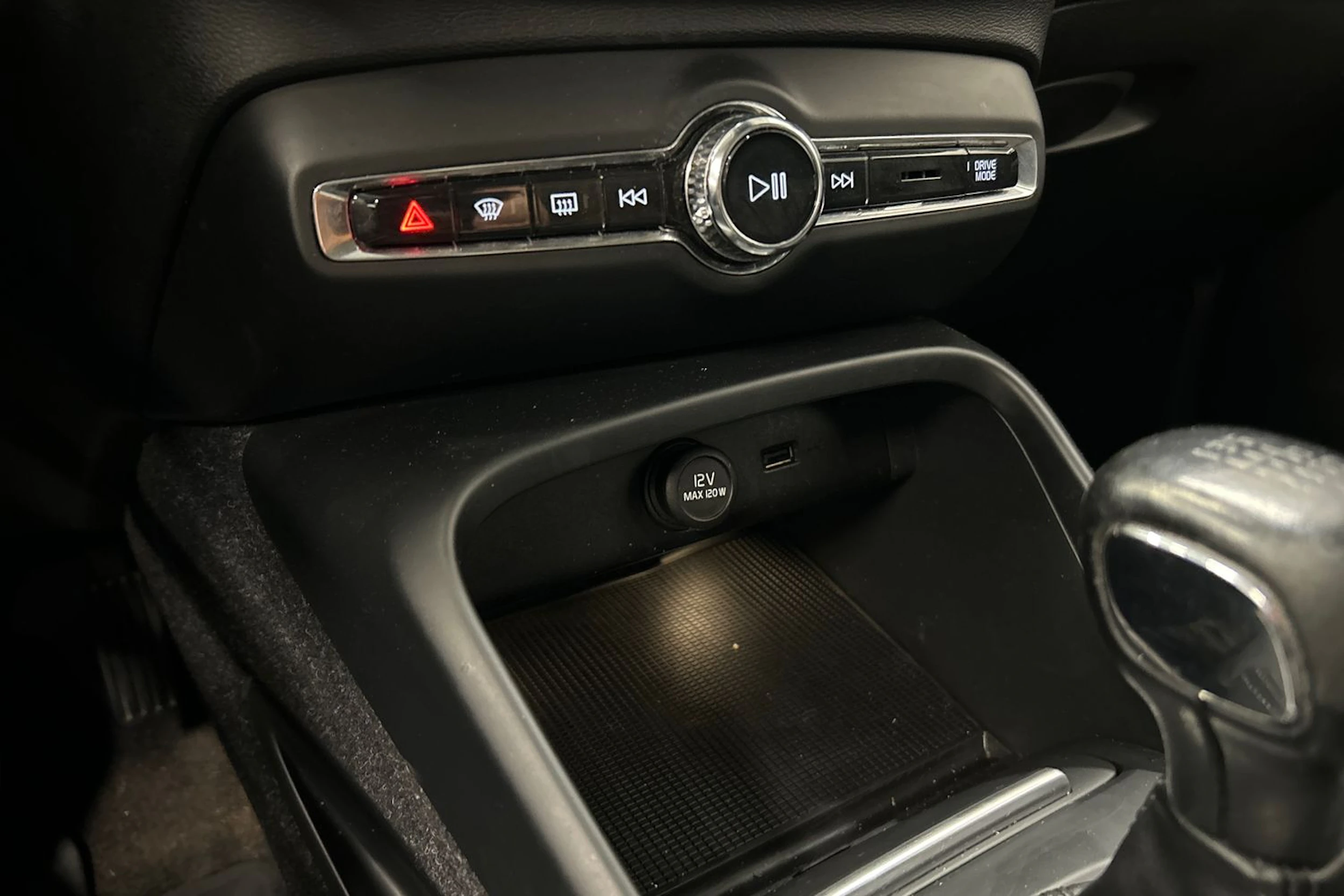 musta Volvo XC40 2020 kuva 22.