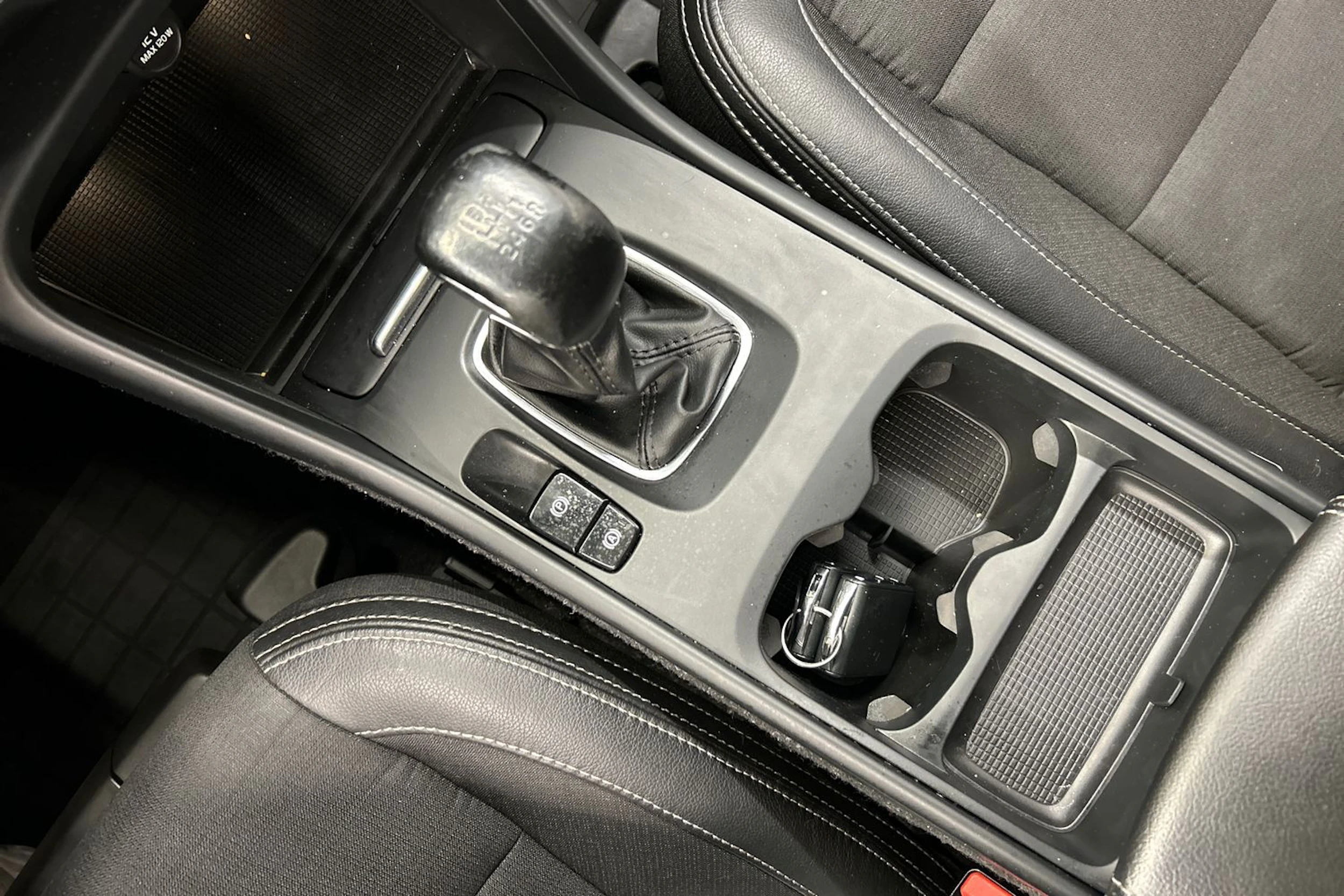 musta Volvo XC40 2020 kuva 23.