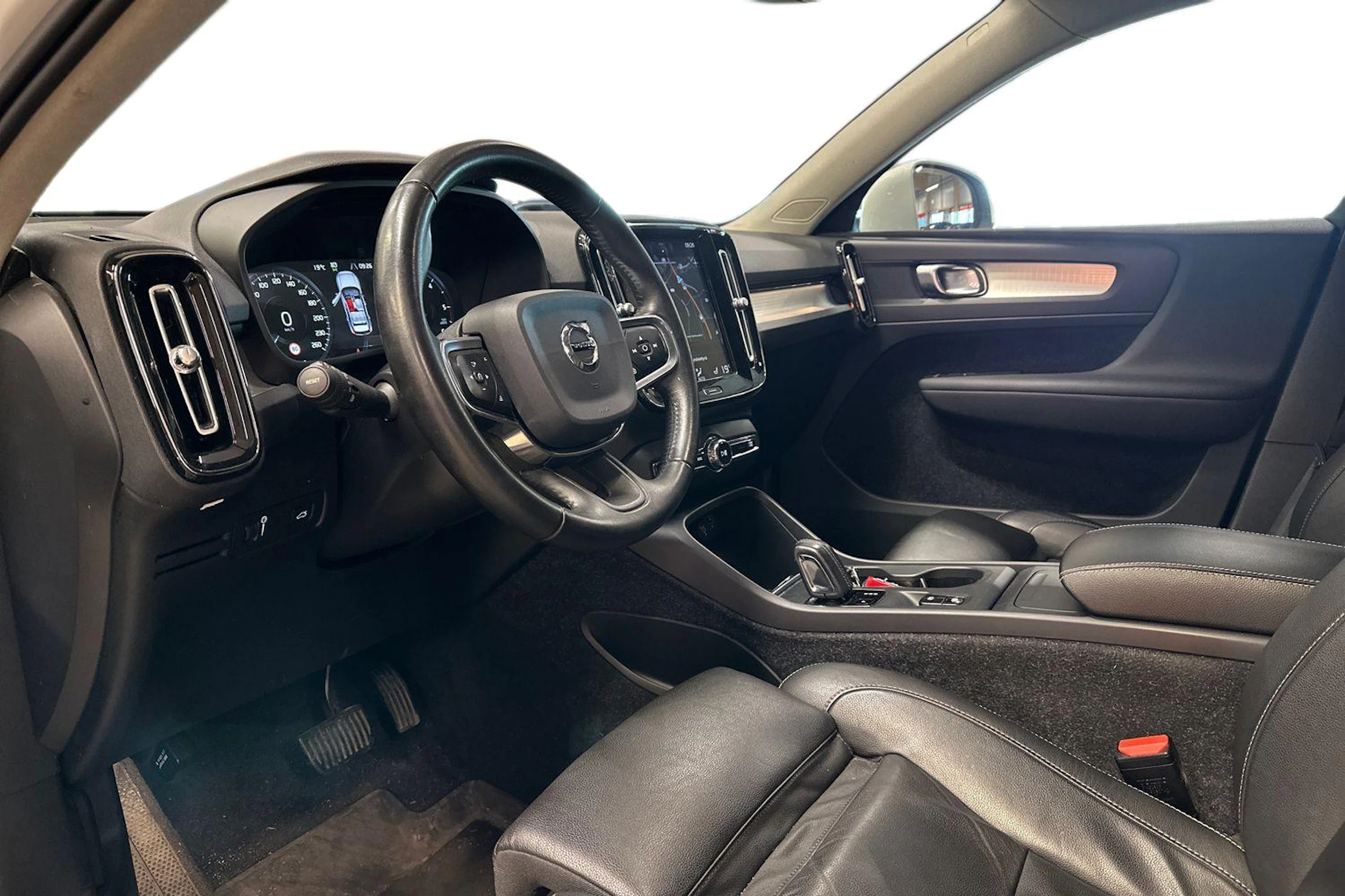 valkoinen Volvo XC40 2020 kuva 3.