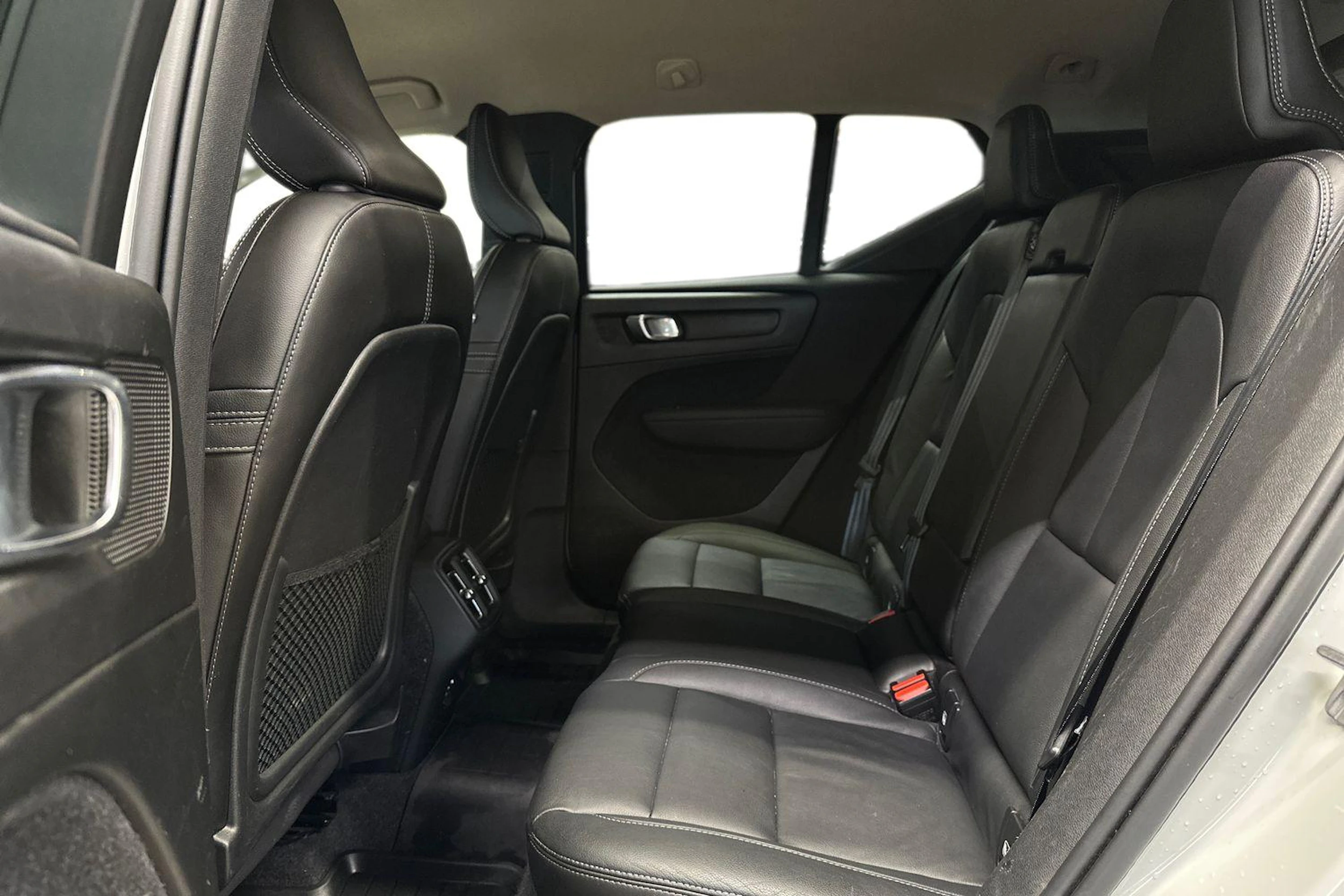 valkoinen Volvo XC40 2020 kuva 11.