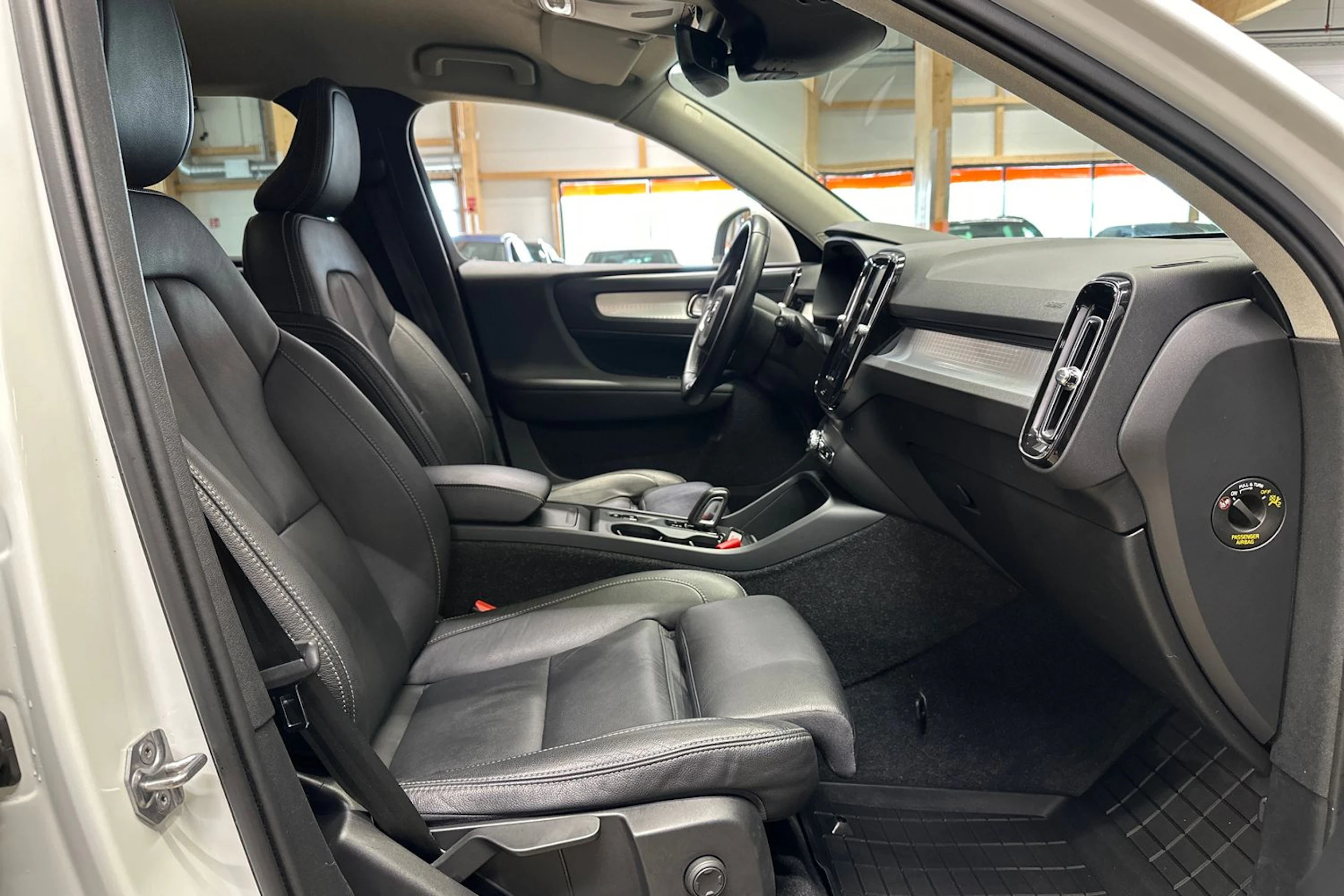 valkoinen Volvo XC40 2020 kuva 15.