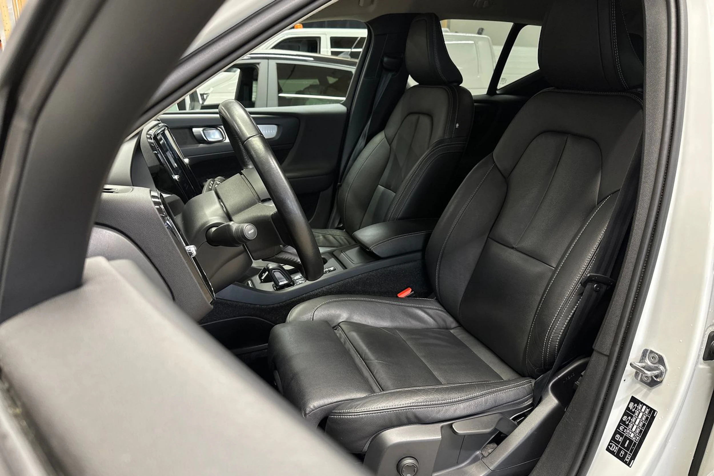 valkoinen Volvo XC40 2020 kuva 17.