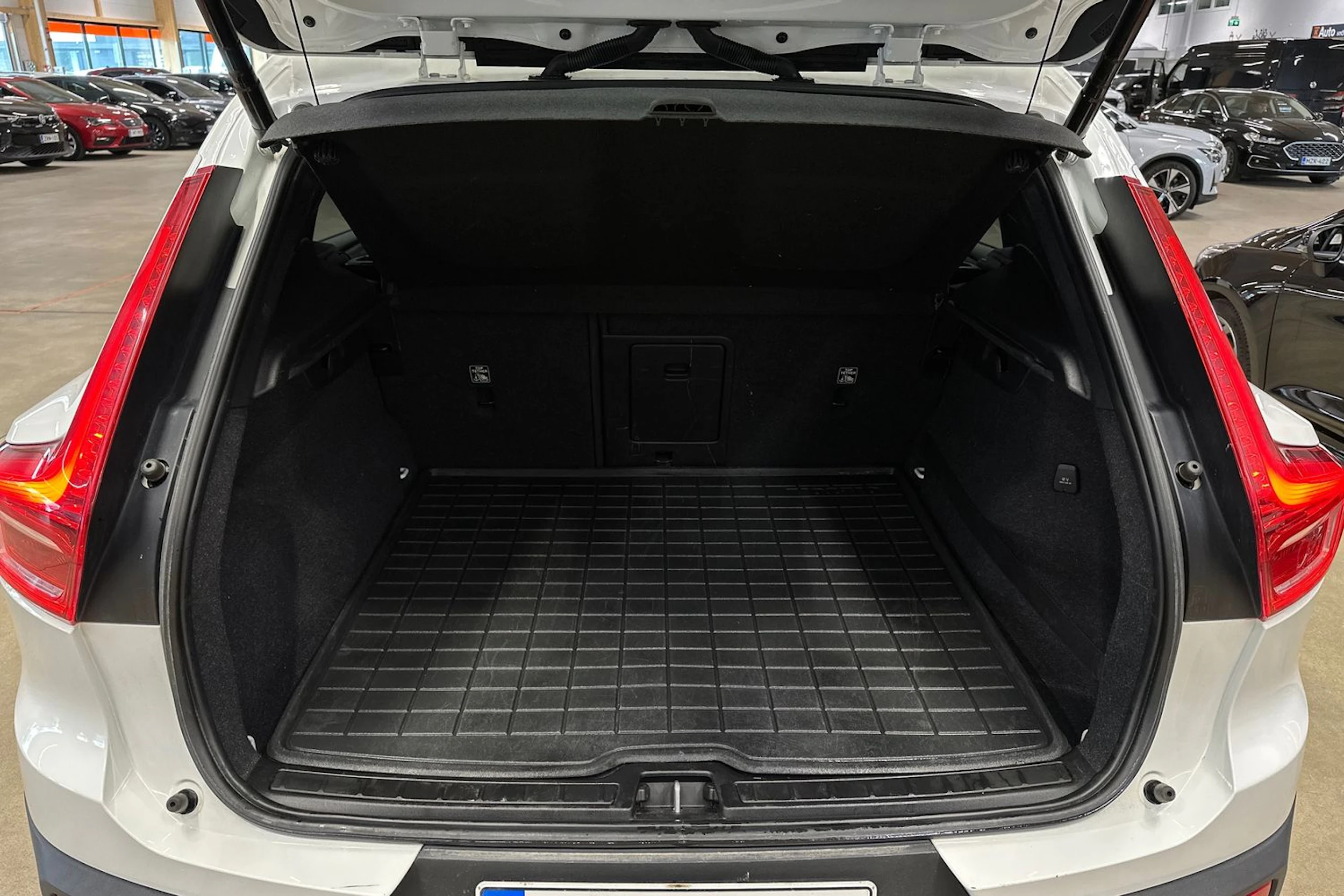 valkoinen Volvo XC40 2020 kuva 26.