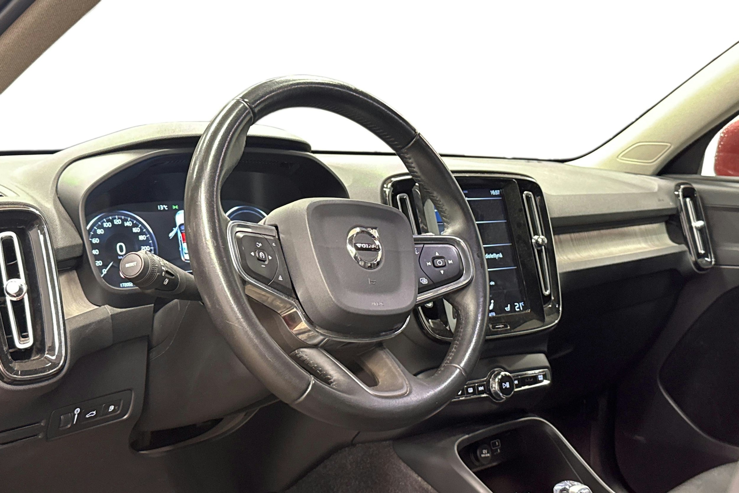 punainen Volvo XC40 2020 kuva 3.