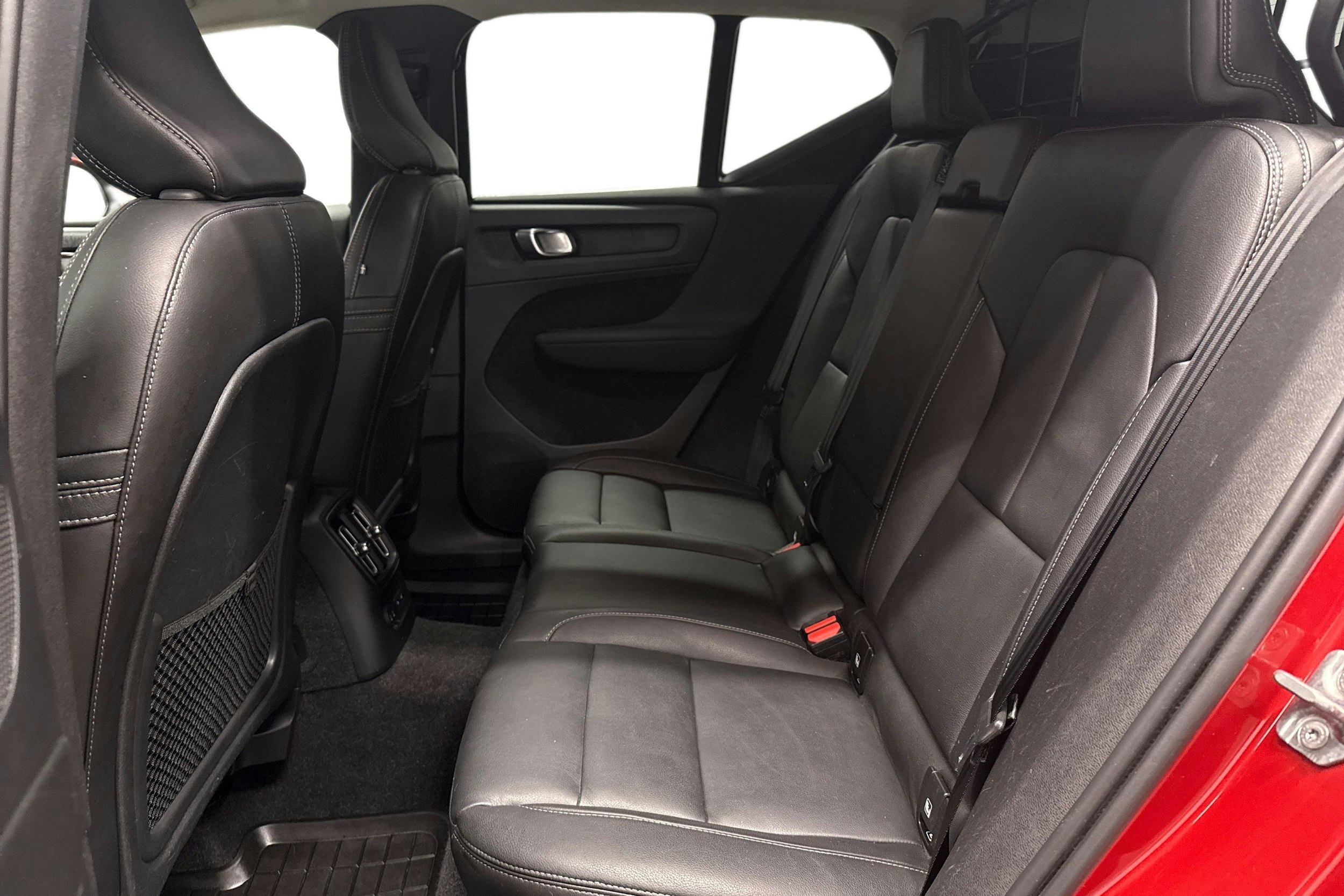 punainen Volvo XC40 2021 kuva 10.
