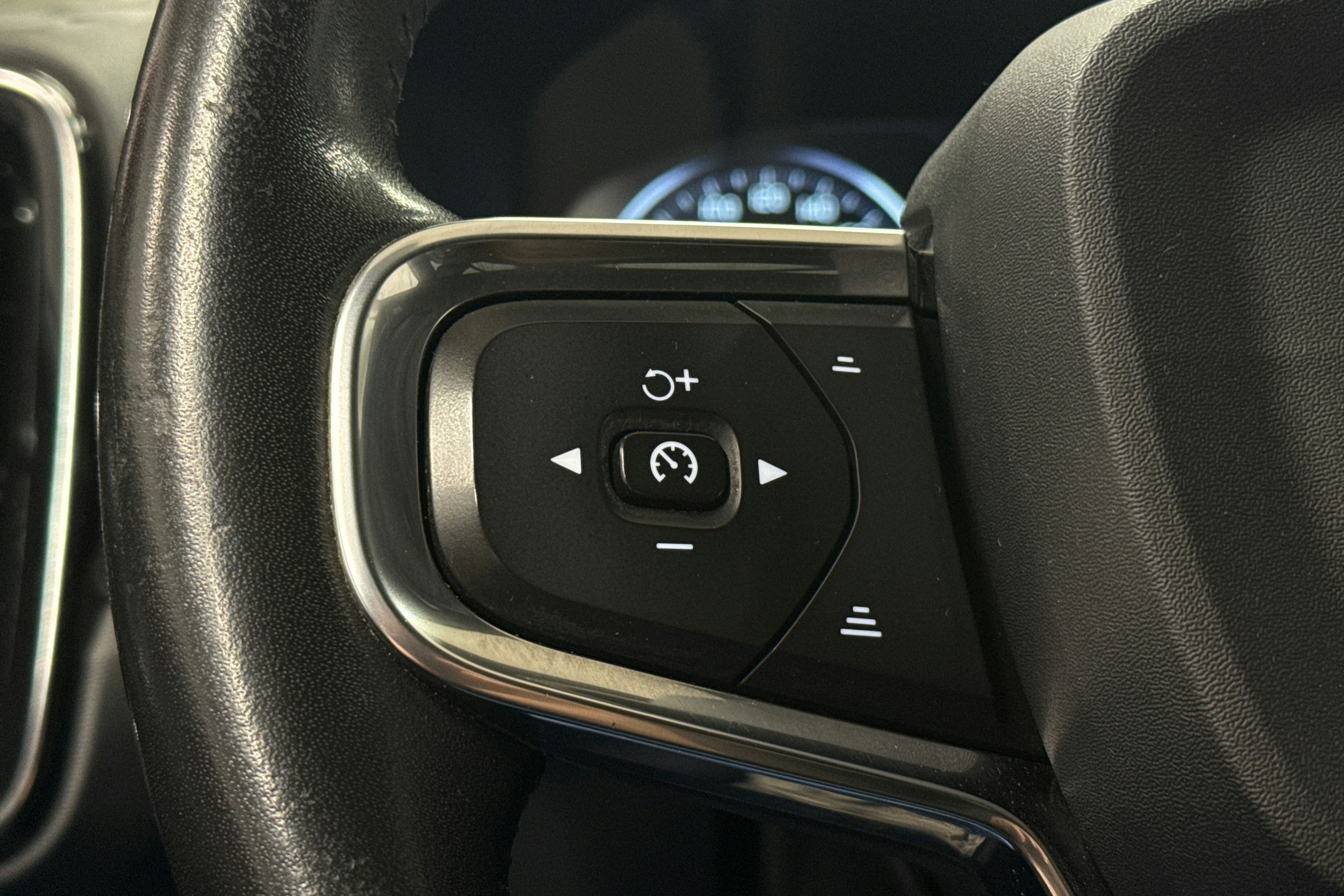 punainen Volvo XC40 2021 kuva 16.