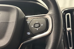 punainen Volvo XC40 2021 kuva 17.