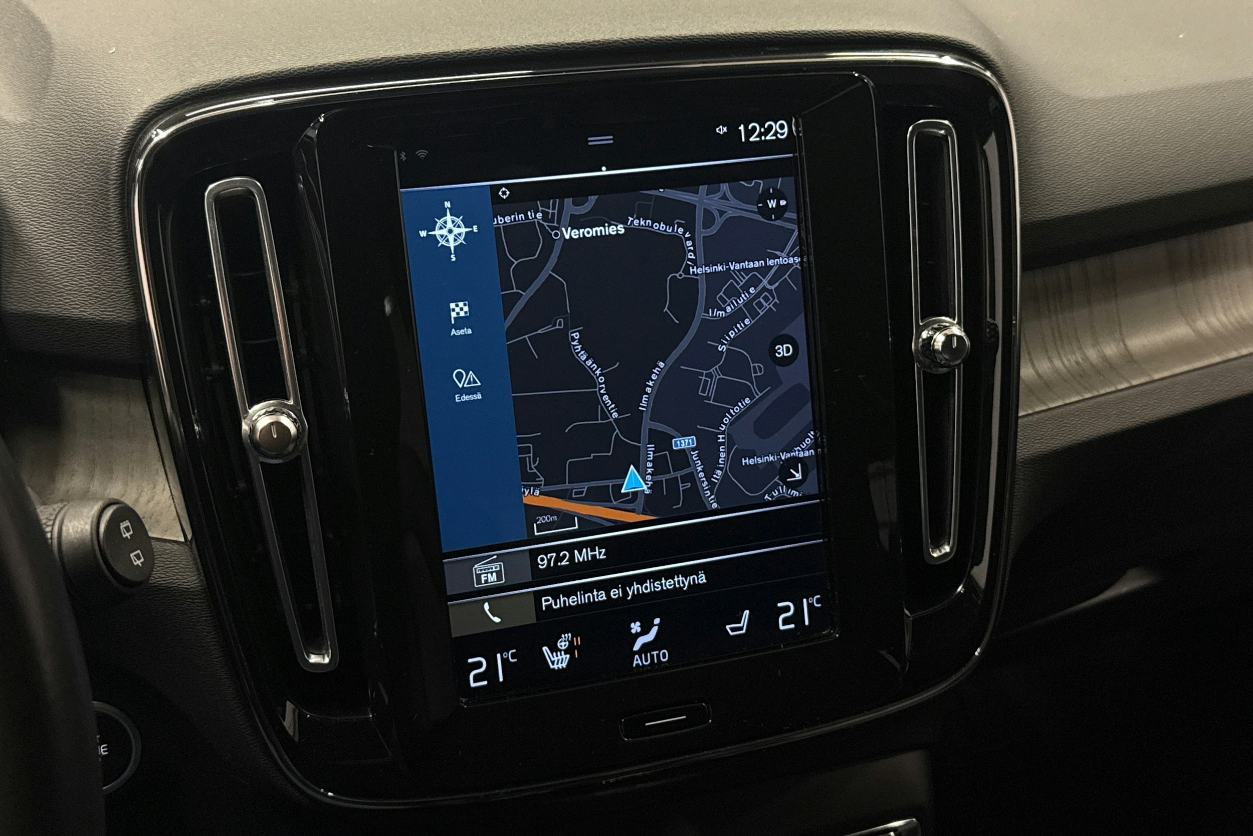 punainen Volvo XC40 2021 kuva 18.