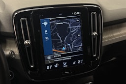 punainen Volvo XC40 2021 kuva 18.