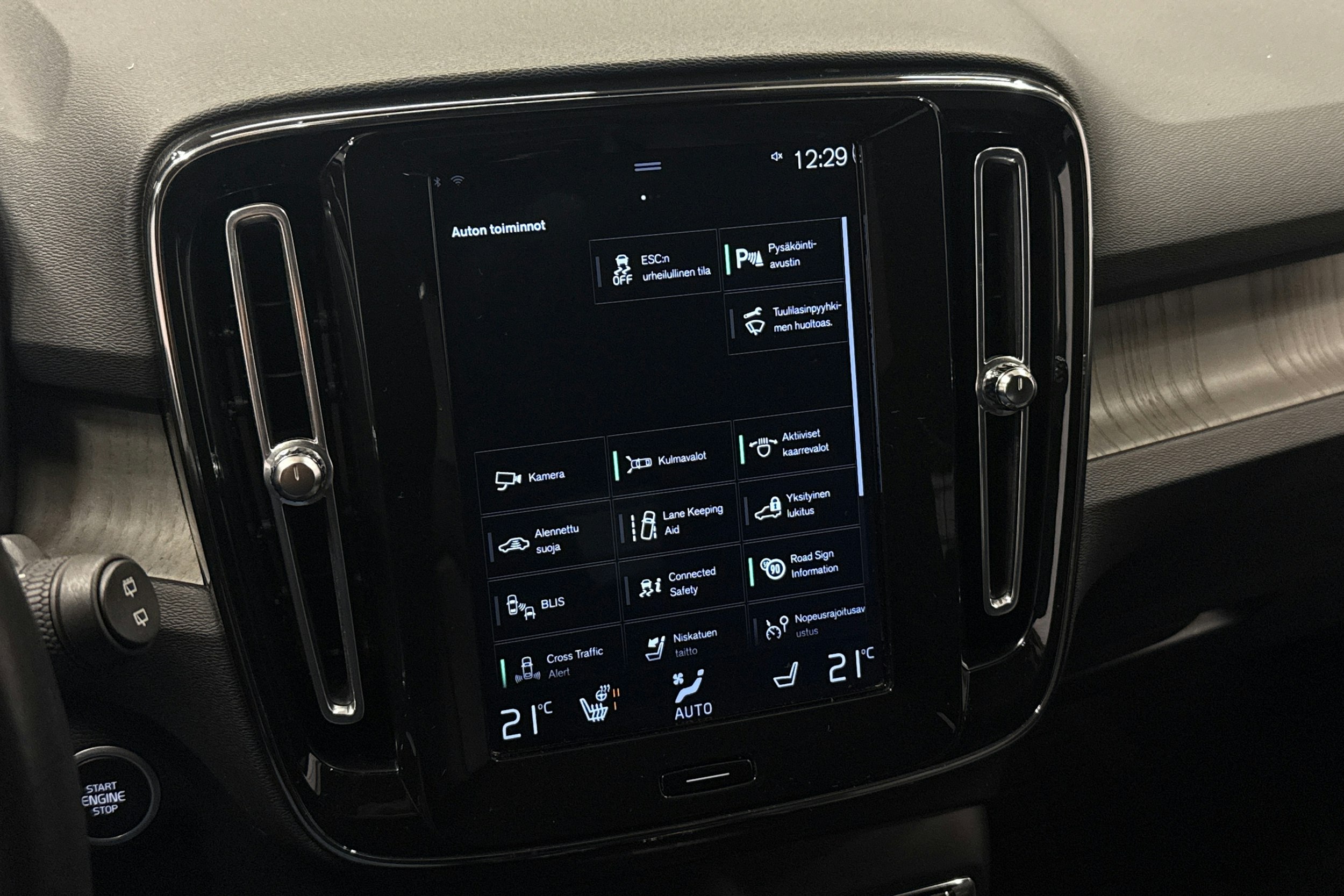 punainen Volvo XC40 2021 kuva 19.