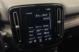 punainen Volvo XC40 2021 kuva 19.